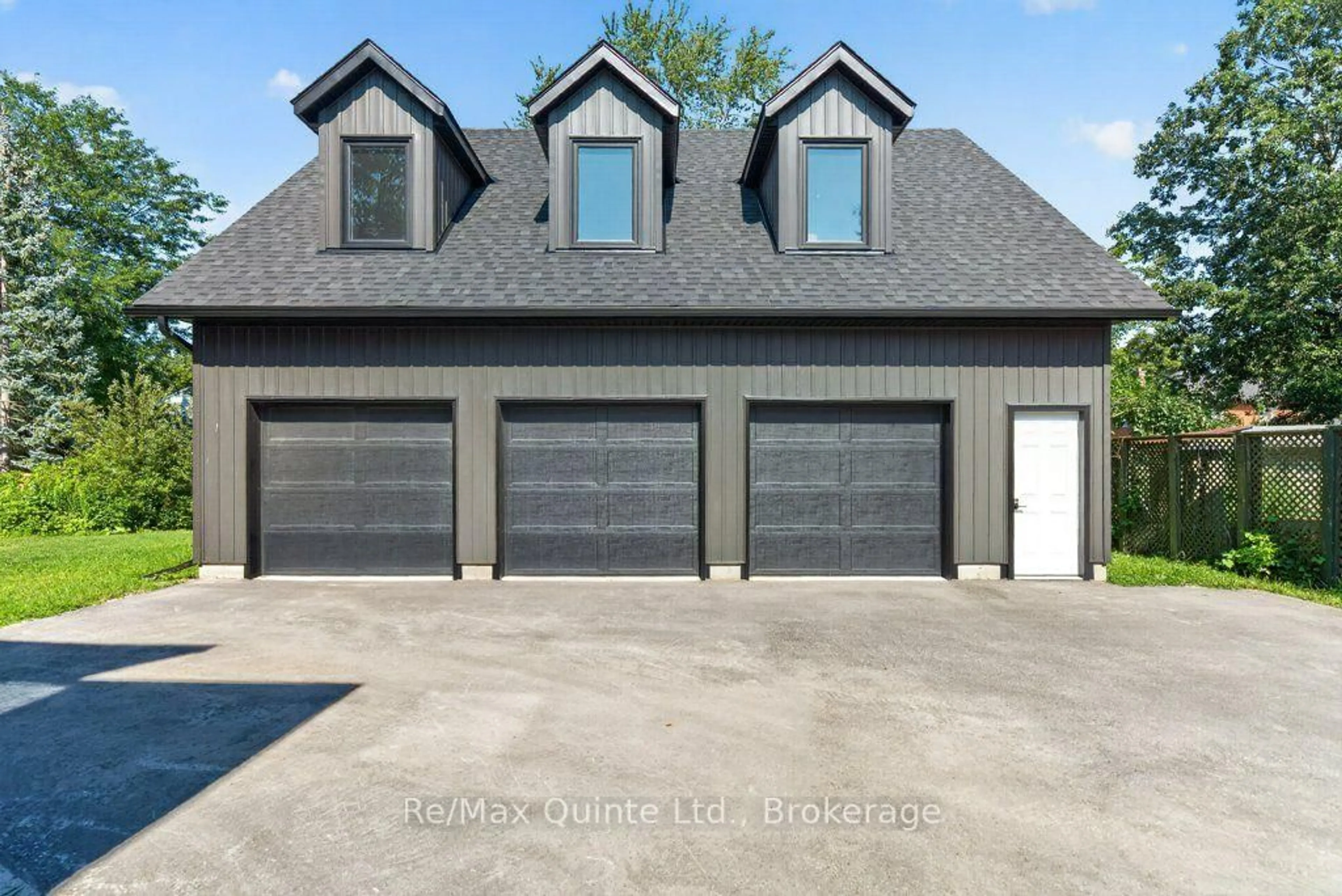 Indoor garage for 221 Albert St, Belleville Ontario K8N 3N6