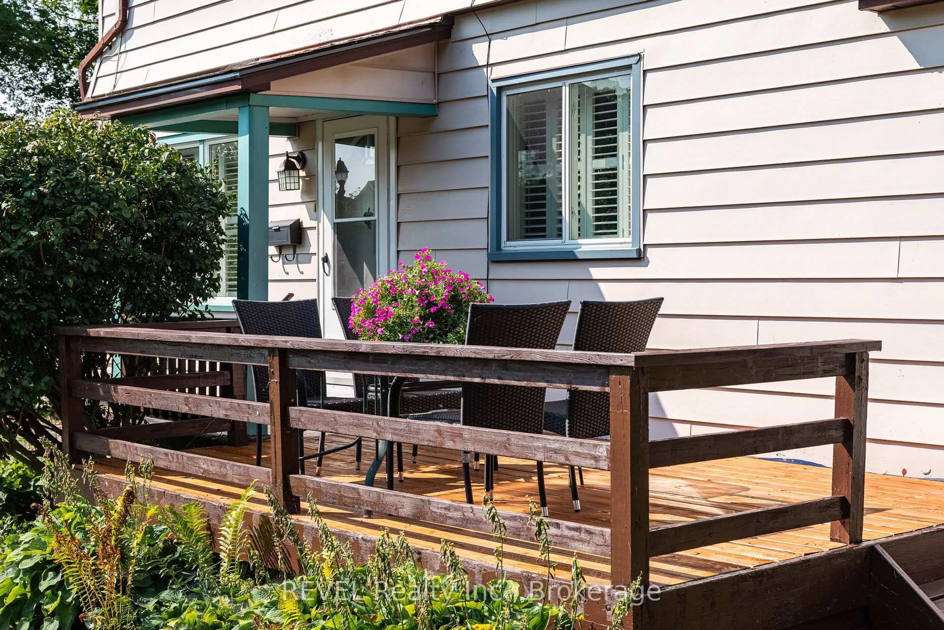 Patio, street for 692 Lakeshore Rd, Fort Erie Ontario L2A 1C1