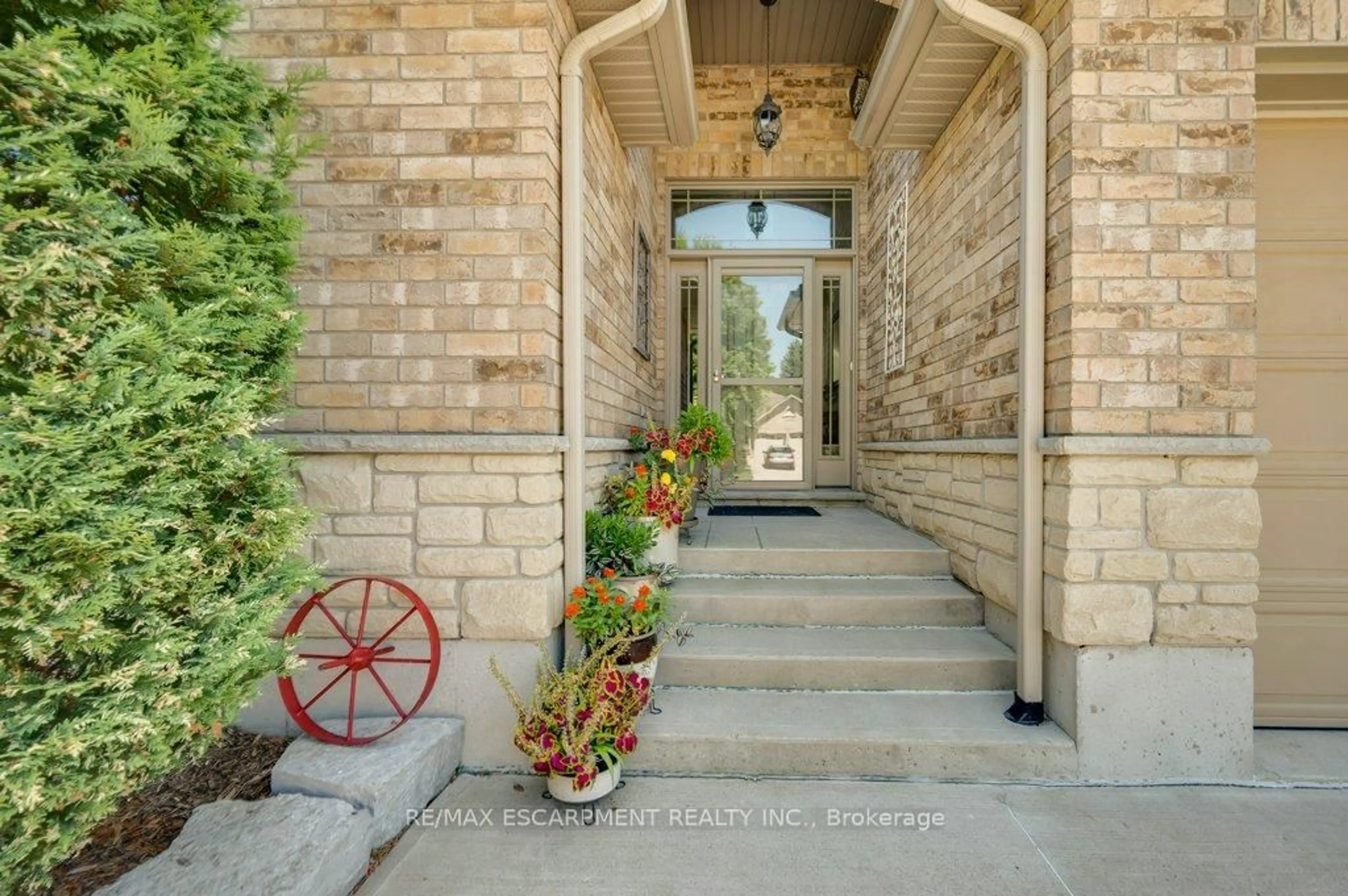 Indoor entryway for 100 Willowdale Cres, Norfolk Ontario N0A 1N5