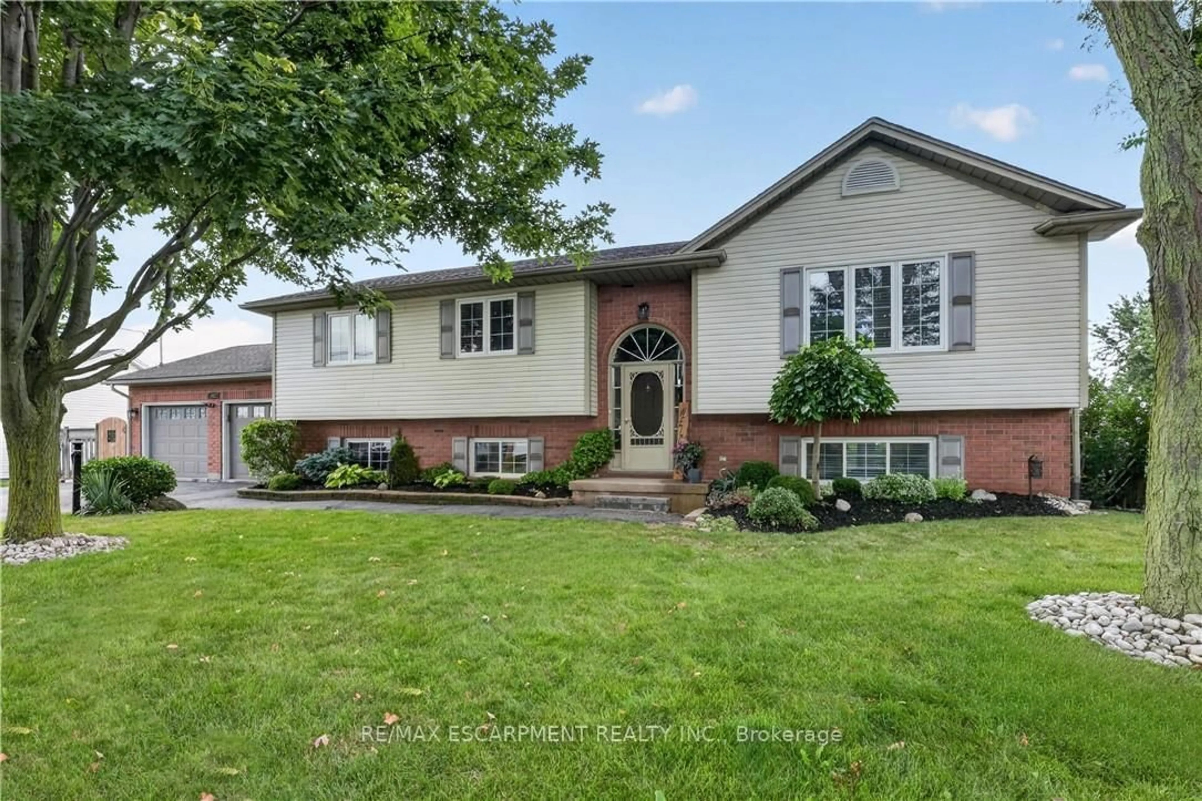 Home with vinyl exterior material, street for 2483 Shurie Rd, West Lincoln Ontario L0R 2A0