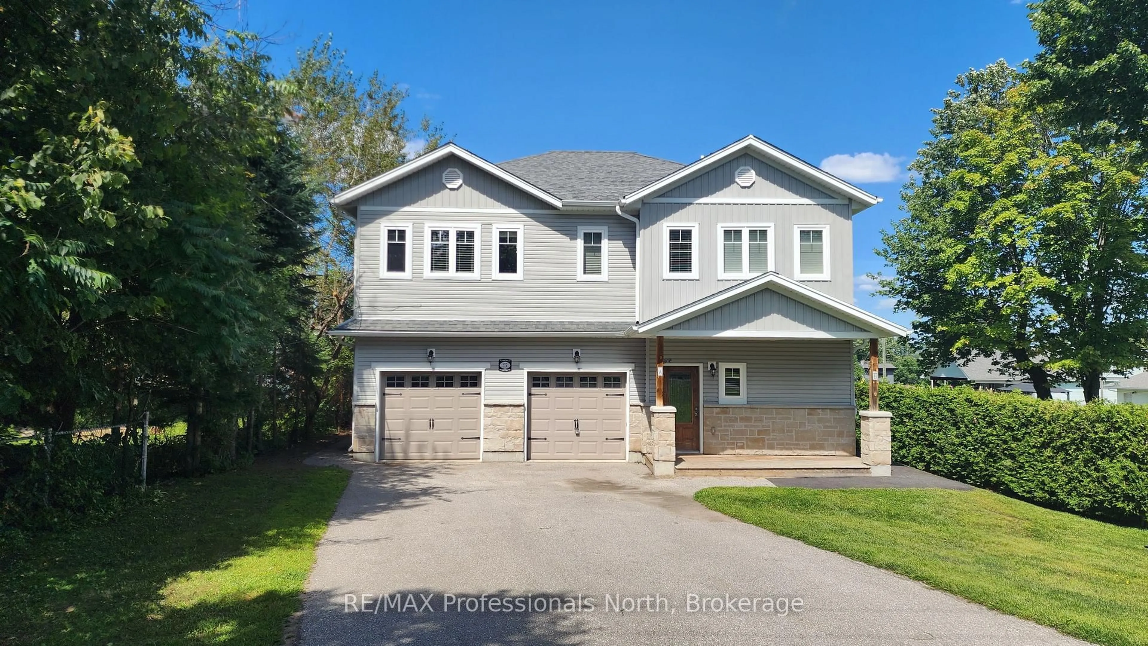Home with vinyl exterior material, street for 5 Greaves Ave, Huntsville Ontario P1H 1V2