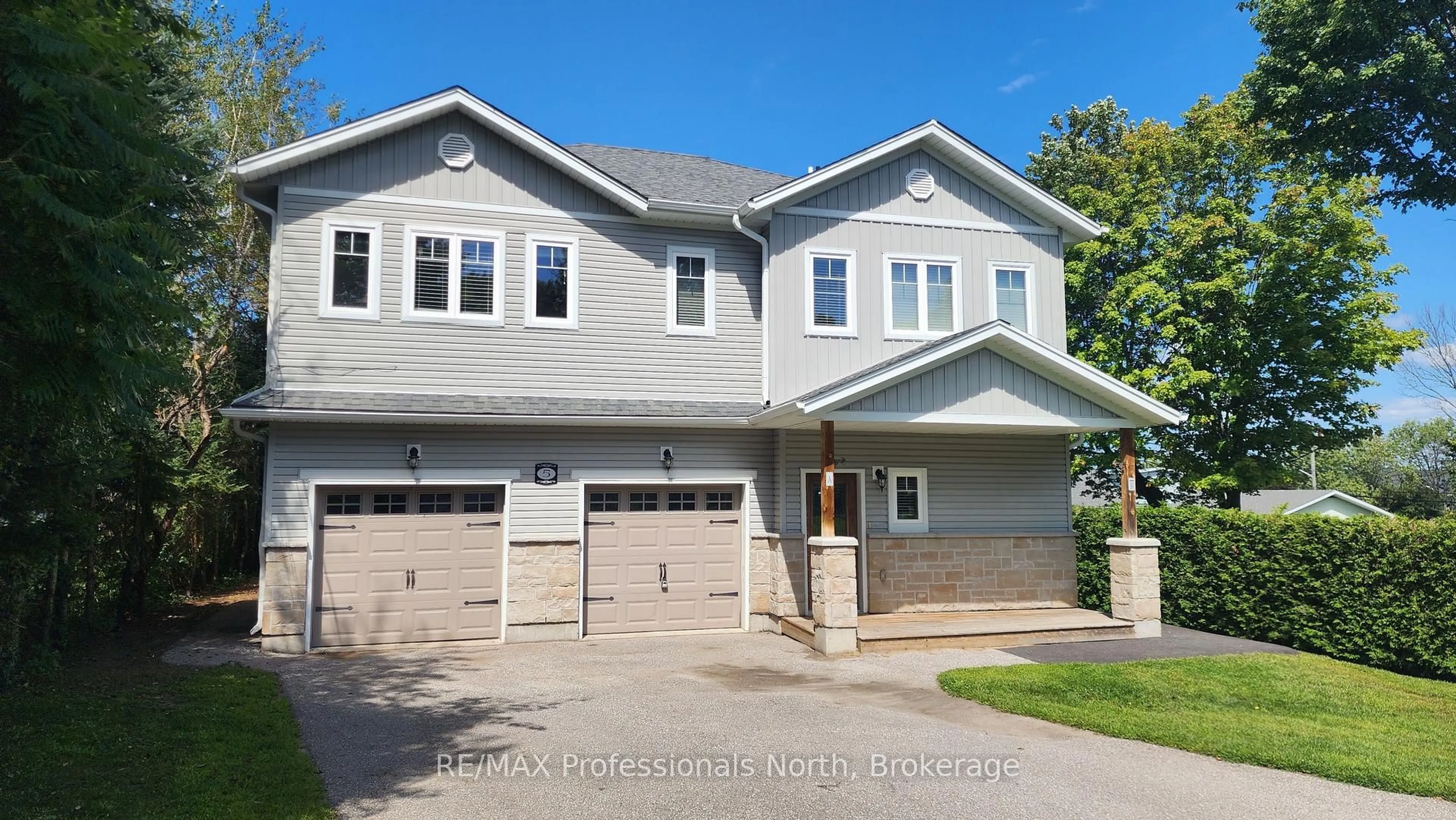 Home with vinyl exterior material, street for 5 Greaves Ave, Huntsville Ontario P1H 1V2