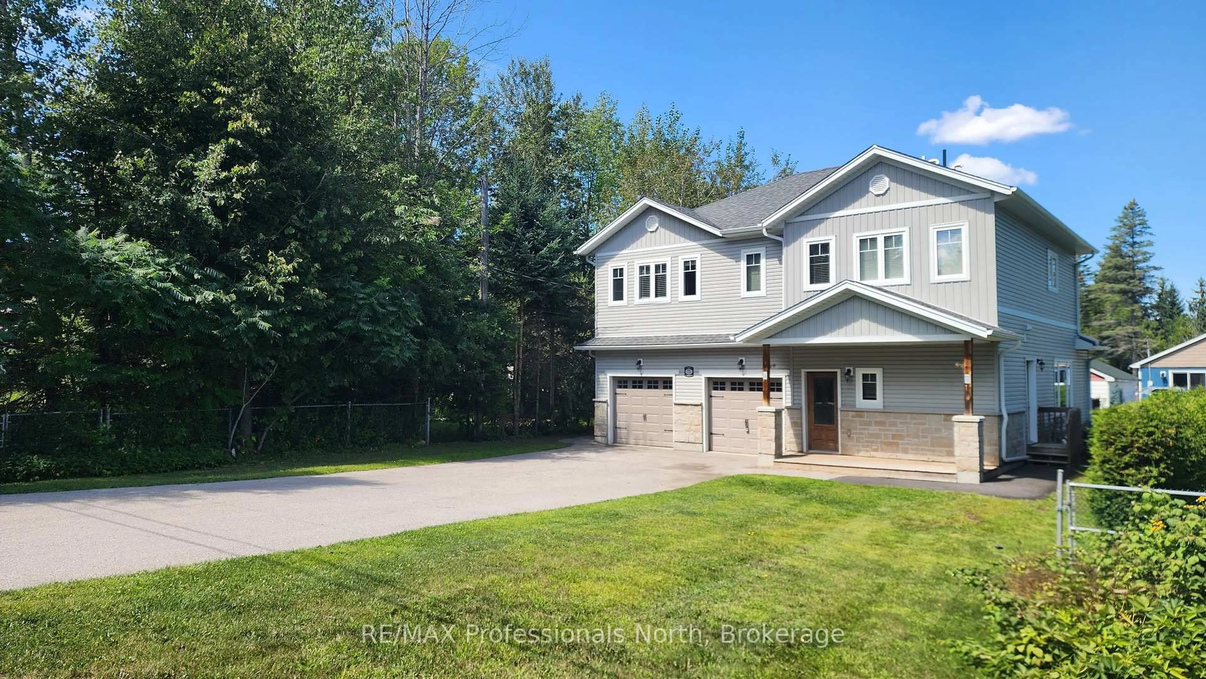 Home with vinyl exterior material, unknown for 5 Greaves Ave, Huntsville Ontario P1H 1V2