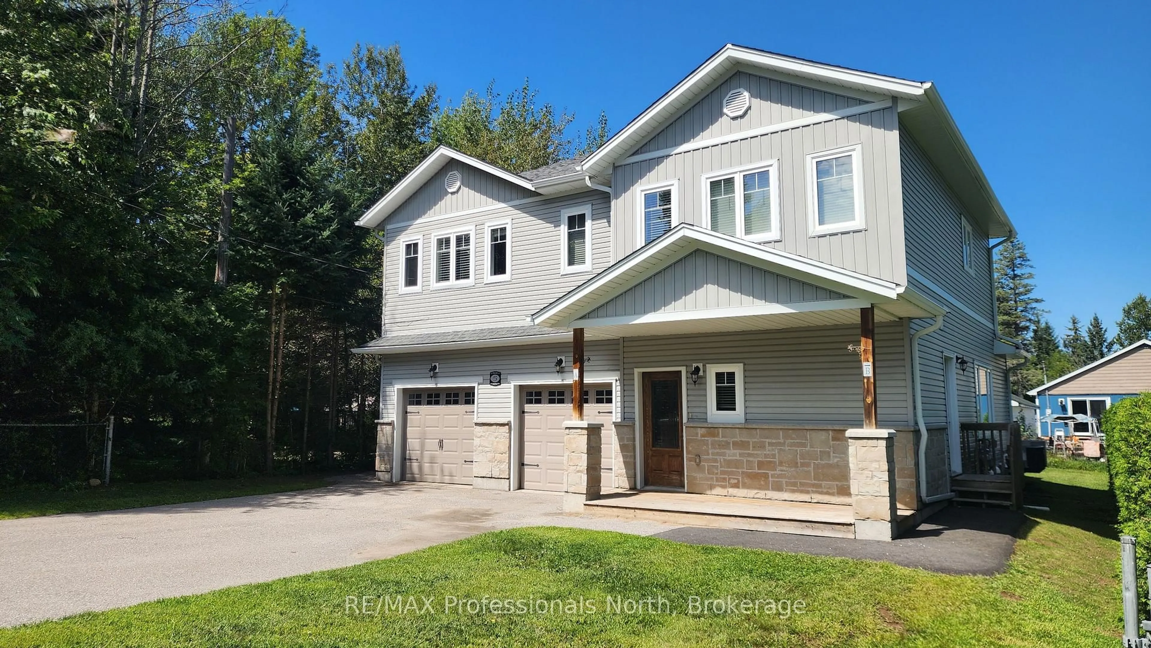 Home with vinyl exterior material, street for 5 Greaves Ave, Huntsville Ontario P1H 1V2