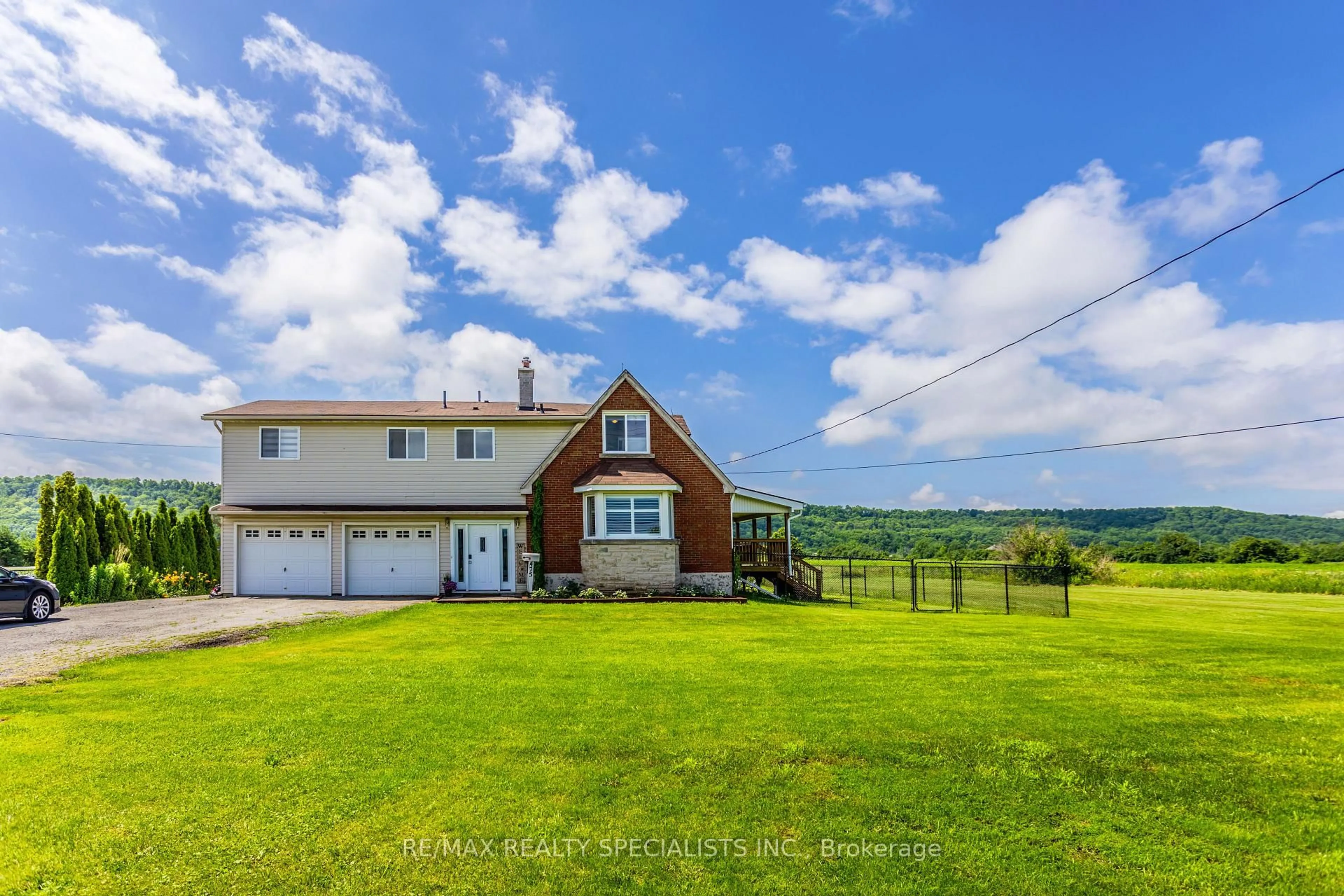 A pic from outside/outdoor area/front of a property/back of a property/a pic from drone, water/lake/river/ocean view for 475 Main St, Grimsby Ontario L3M 1T4