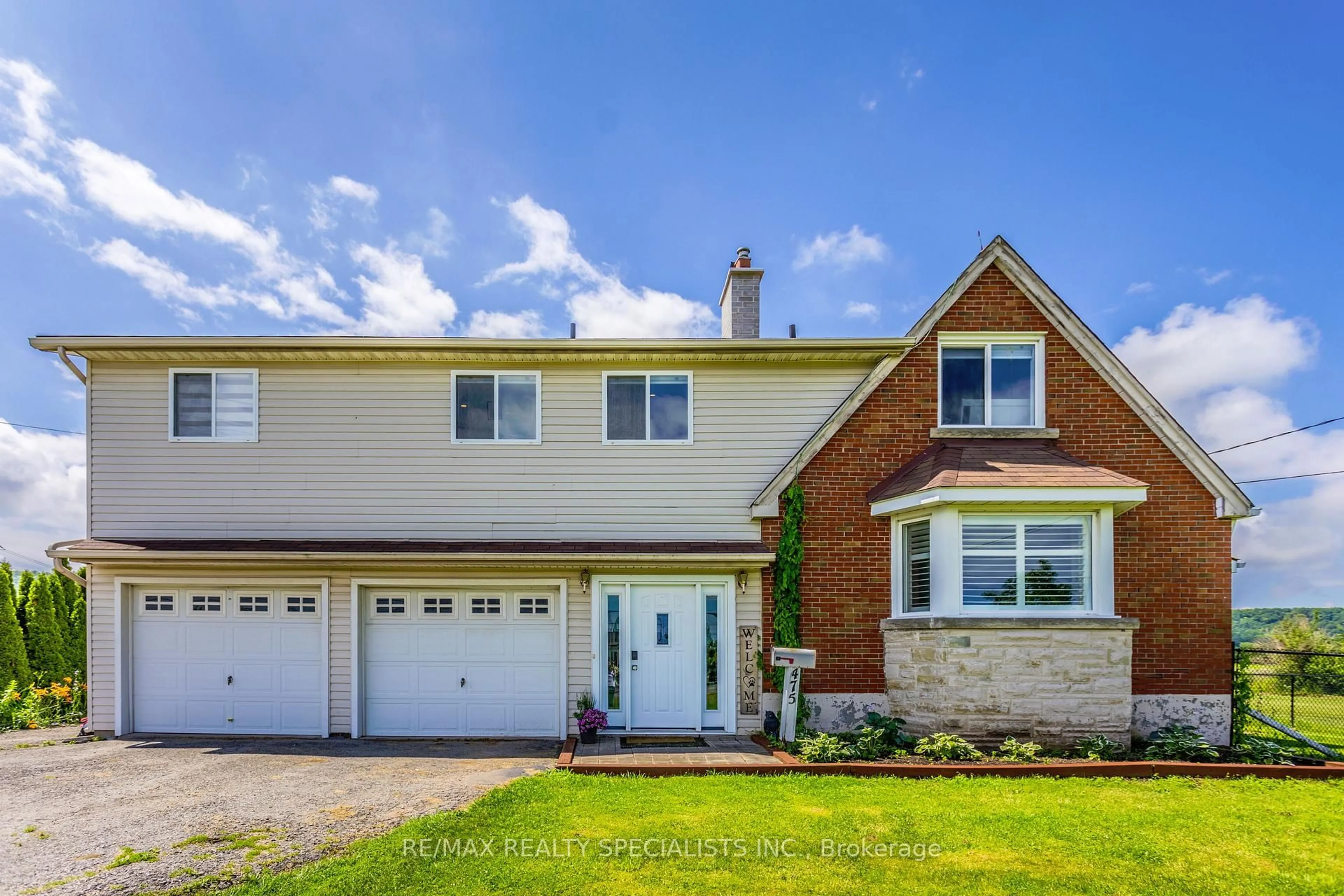 Home with vinyl exterior material, street for 475 Main St, Grimsby Ontario L3M 1T4