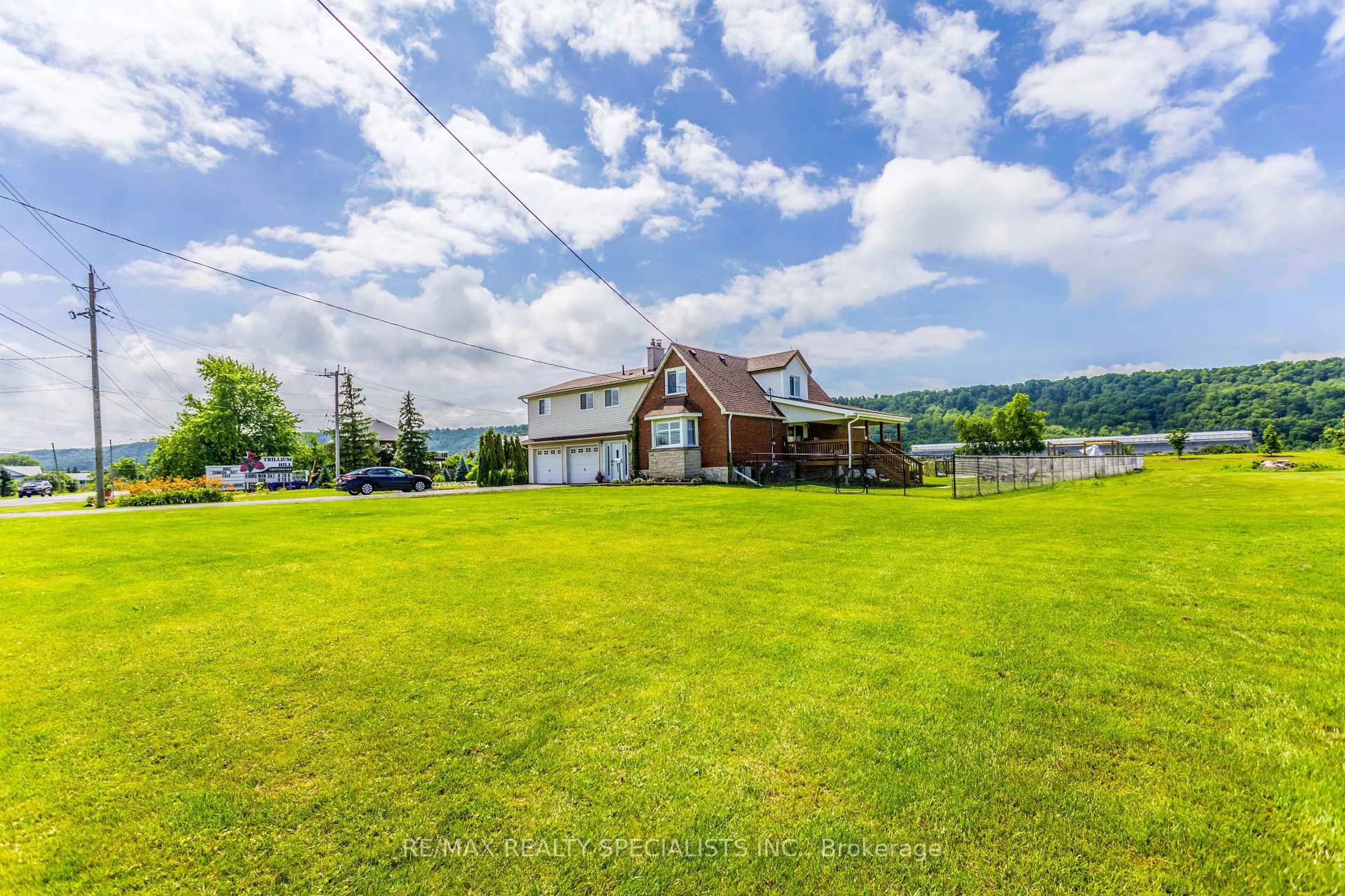 A pic from outside/outdoor area/front of a property/back of a property/a pic from drone, water/lake/river/ocean view for 475 Main St, Grimsby Ontario L3M 1T4