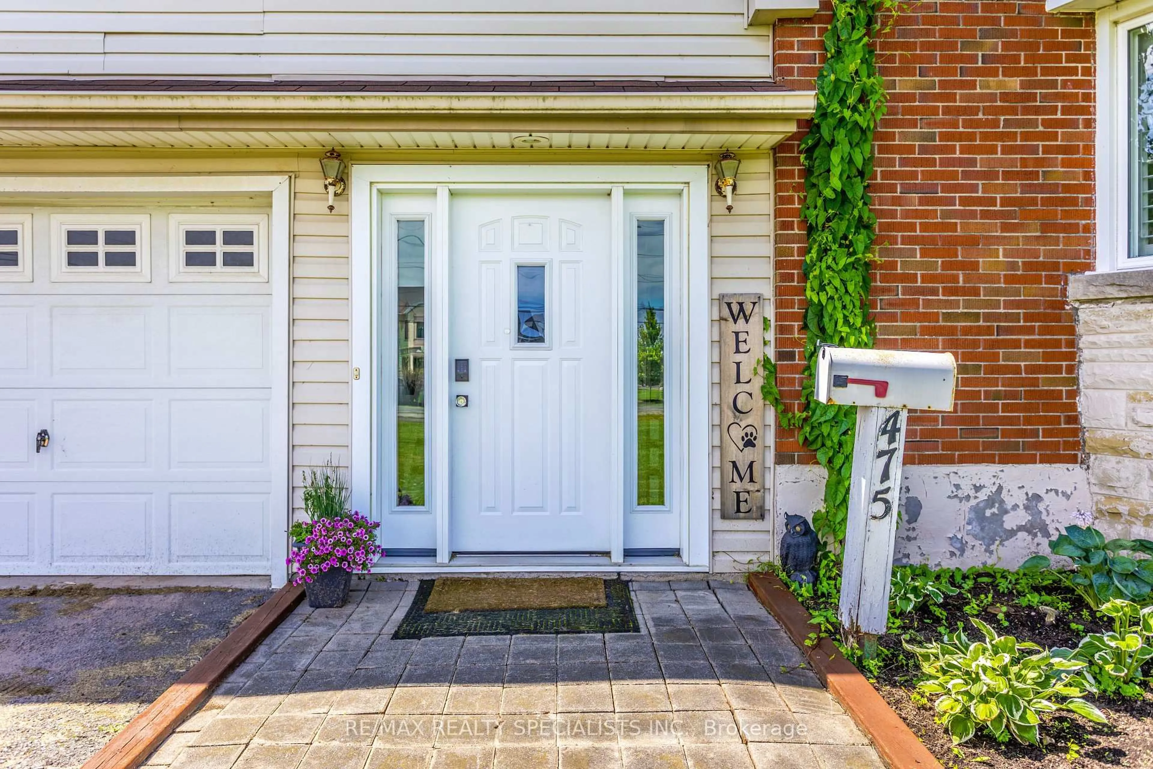 Indoor entryway for 475 Main St, Grimsby Ontario L3M 1T4
