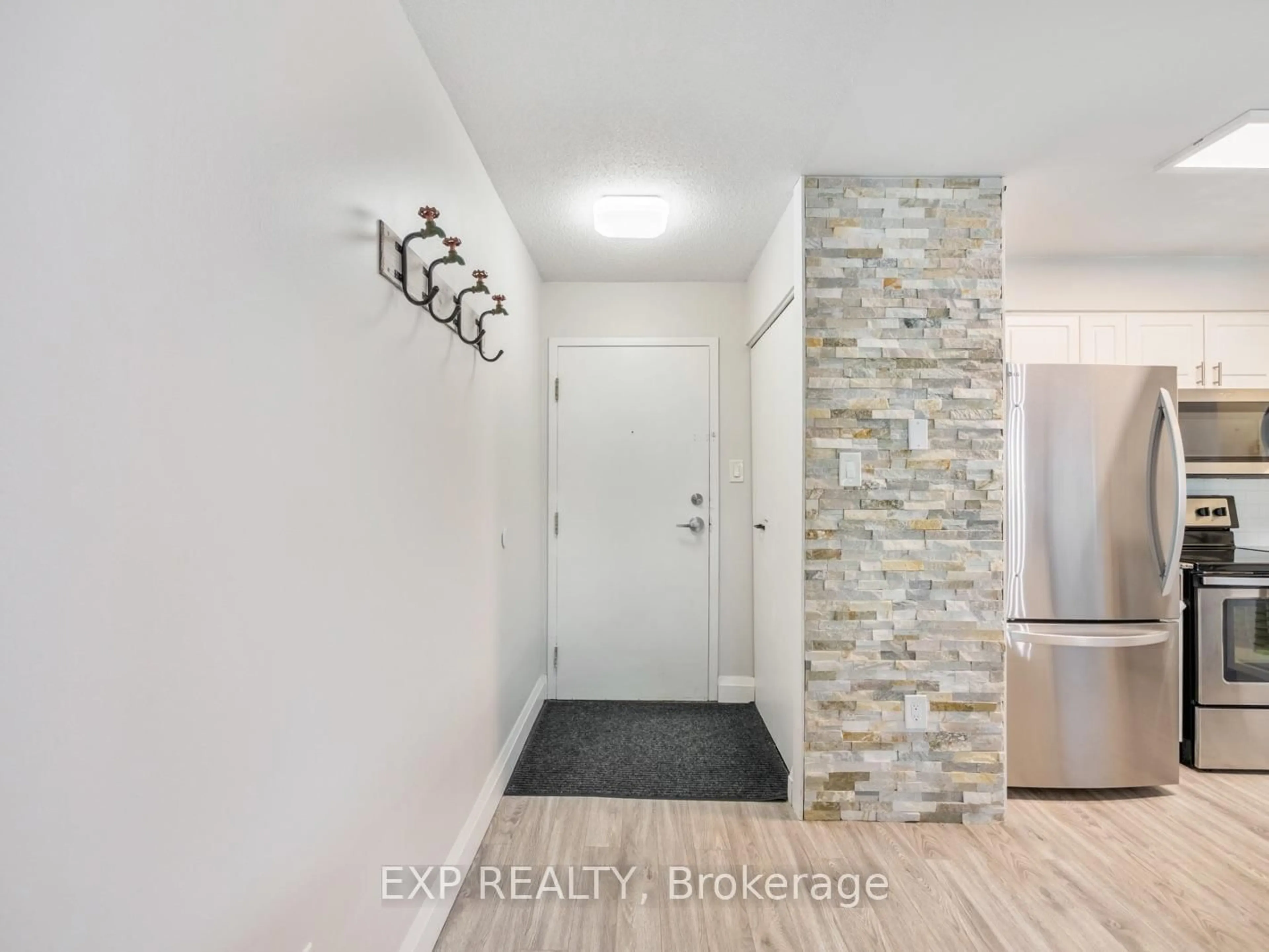 Indoor entryway for 276 Eiwo Crt #301, Waterloo Ontario N2K 3M6