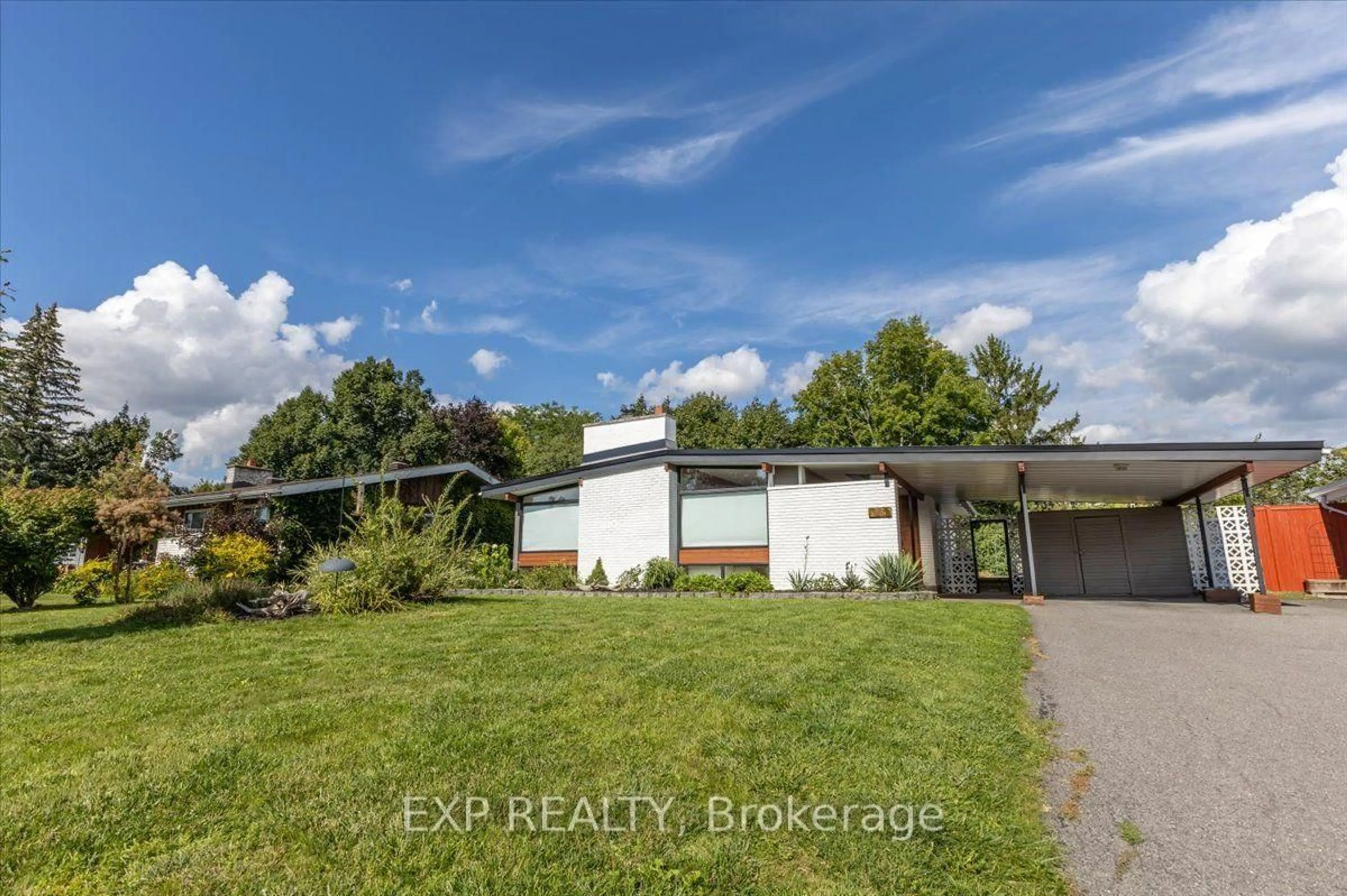 A pic from outside/outdoor area/front of a property/back of a property/a pic from drone, unknown for 5 Beliveau St, Ottawa Ontario K2E 5L2
