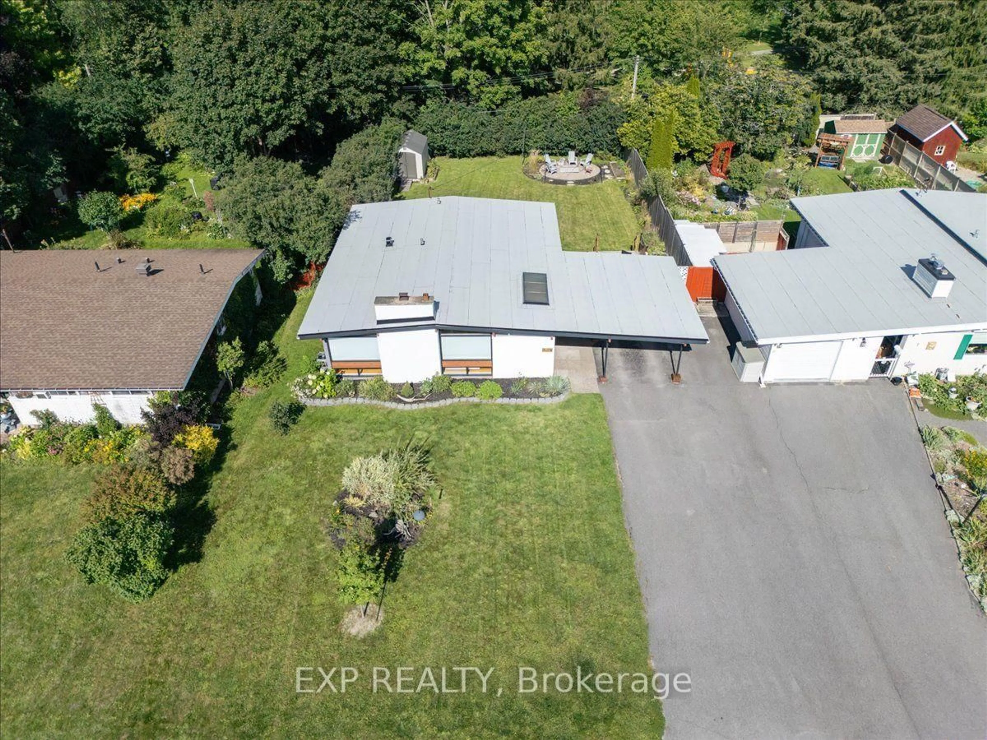 A pic from outside/outdoor area/front of a property/back of a property/a pic from drone, unknown for 5 Beliveau St, Ottawa Ontario K2E 5L2