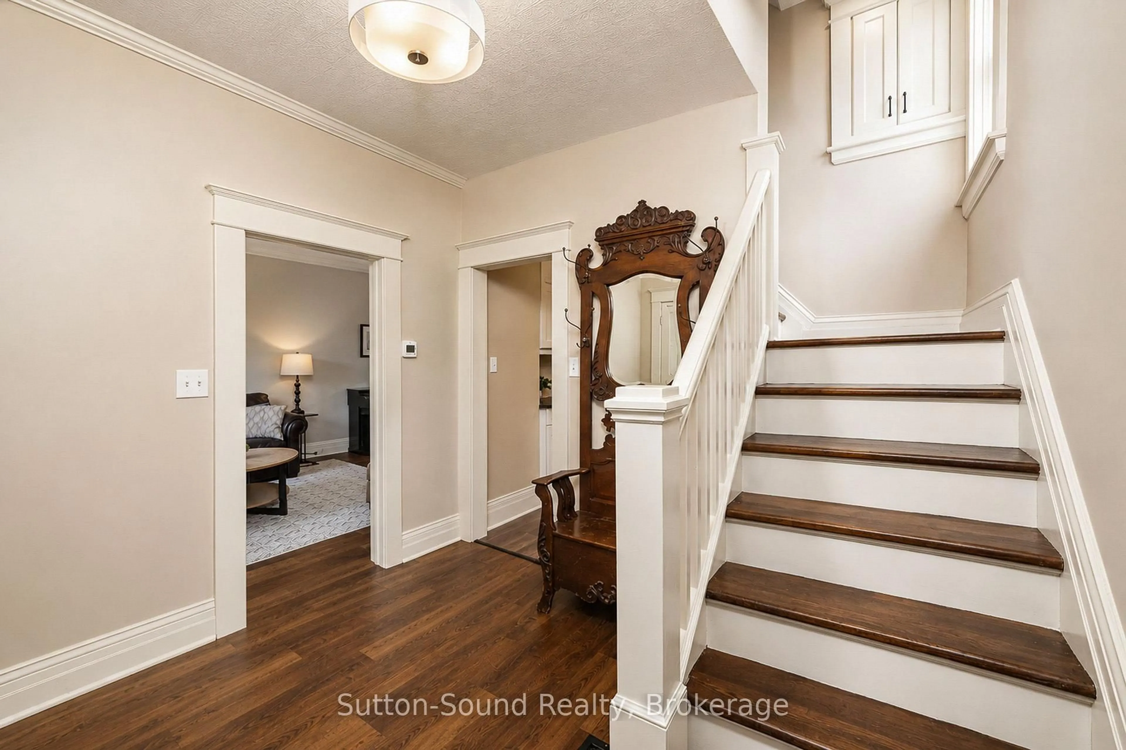 Indoor entryway for 1311 4th Ave West Ave, Owen Sound Ontario N4K 4W9
