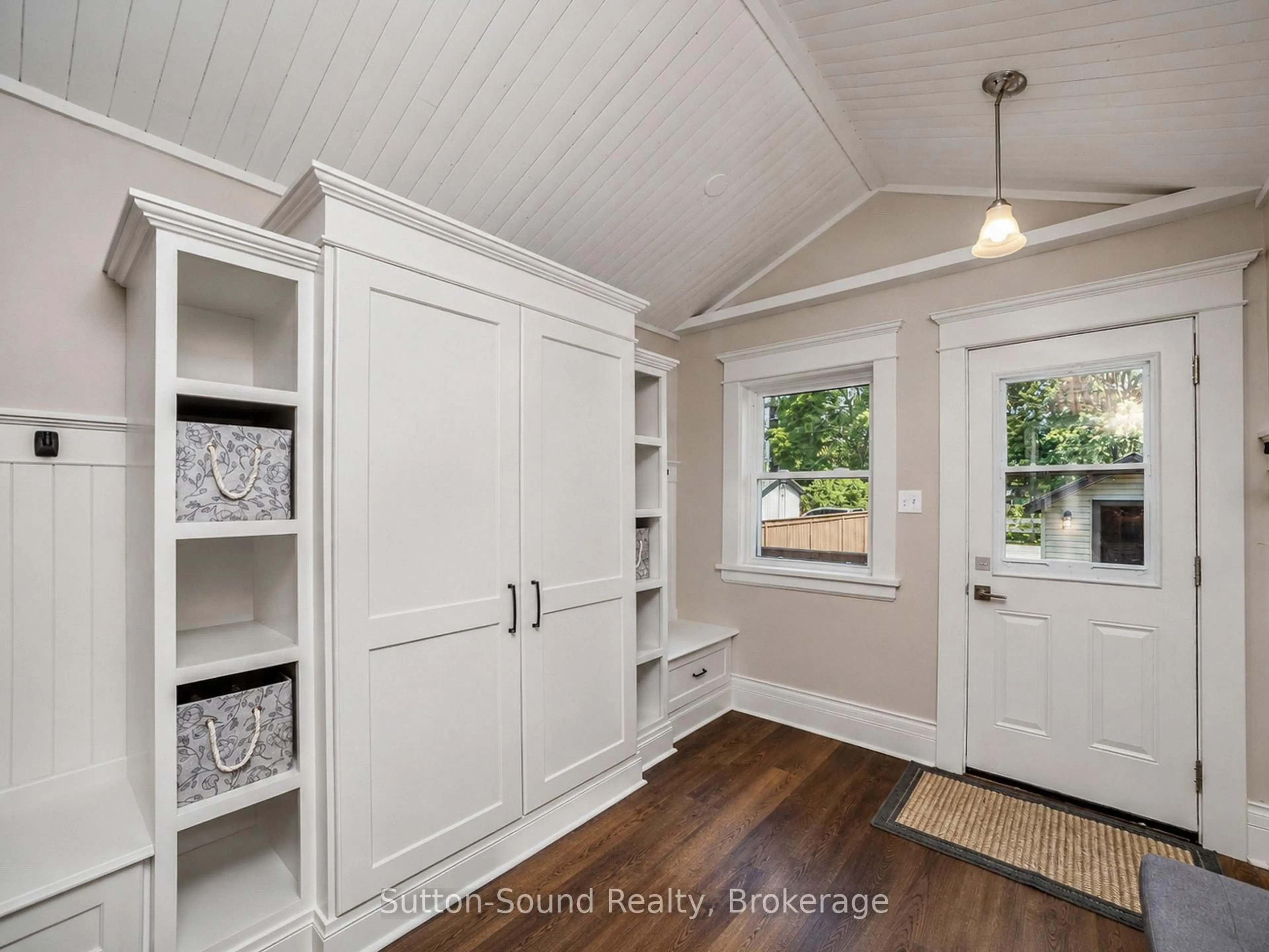 Indoor entryway for 1311 4th Ave West Ave, Owen Sound Ontario N4K 4W9
