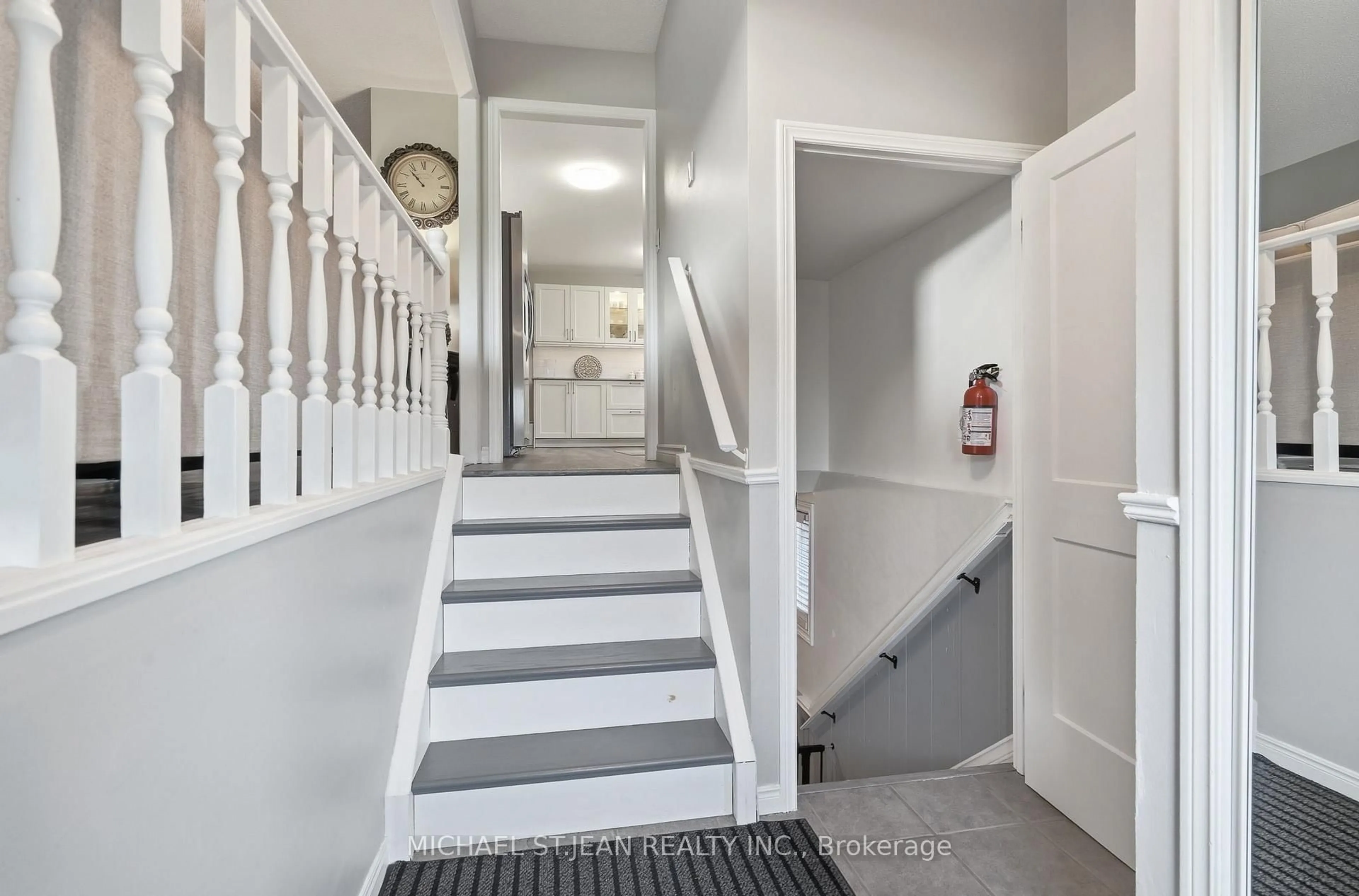 Indoor foyer for 50 Adis Ave, Hamilton Ontario L9C 6V3