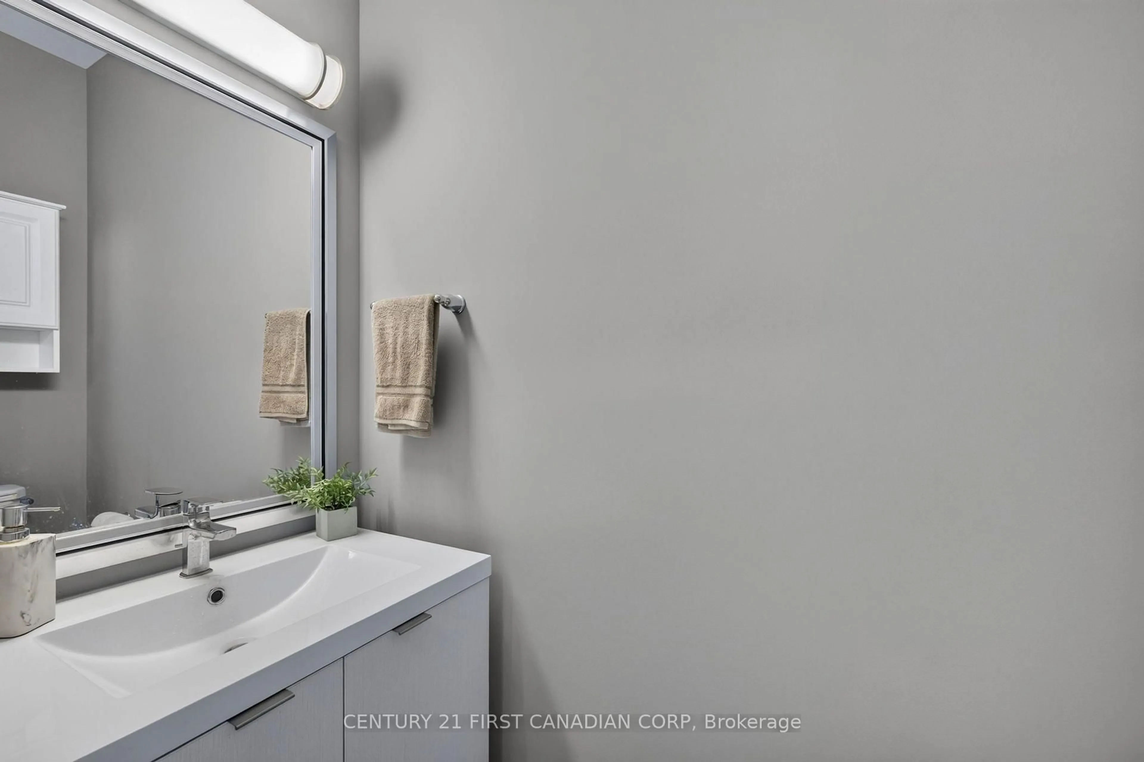 Standard bathroom, ceramic/tile floor for 362 Edgevalley Rd, London East Ontario N5V 0C3