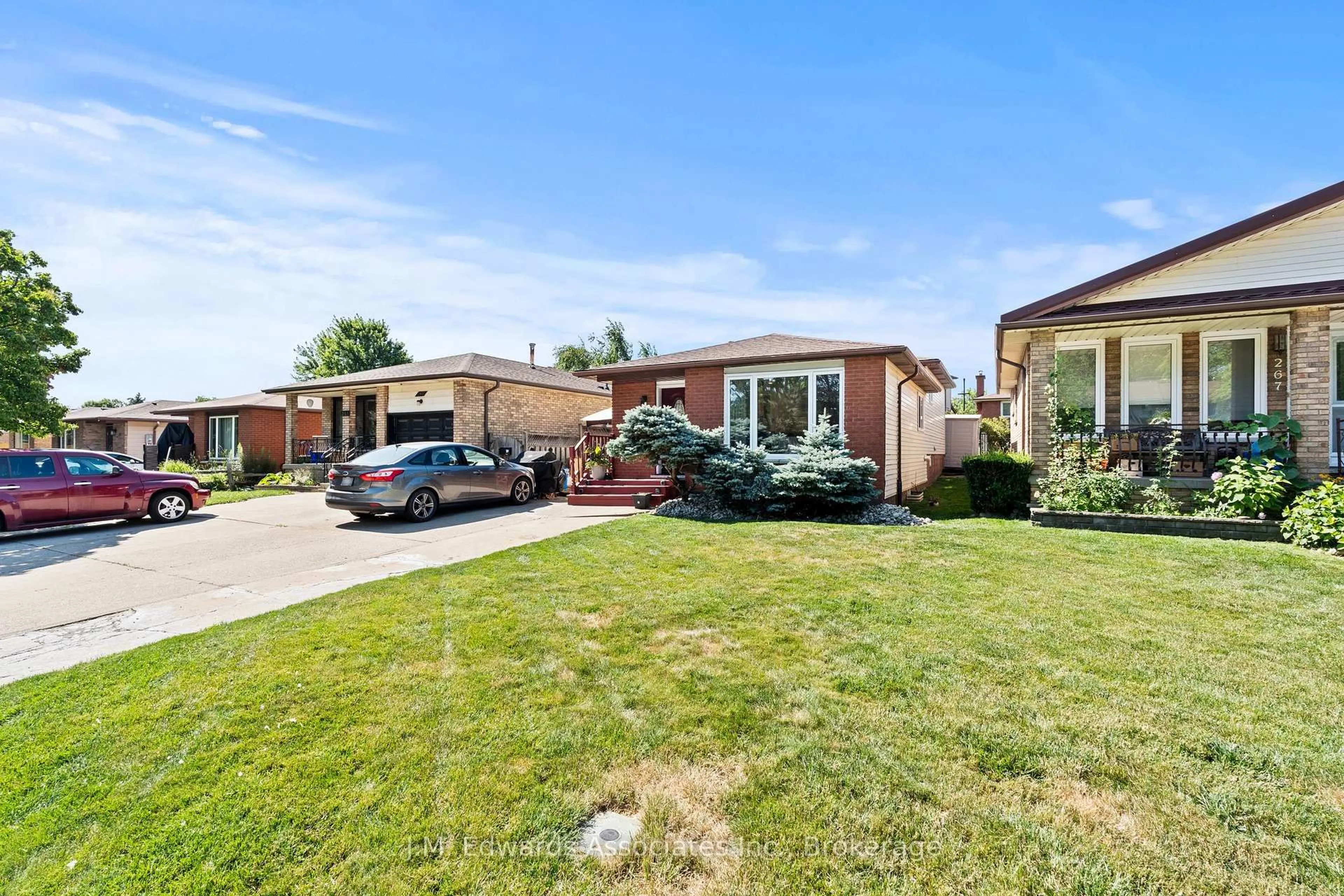 A pic from outside/outdoor area/front of a property/back of a property/a pic from drone, street for 265 Bonaventure Dr, Hamilton Ontario L9C 7B2