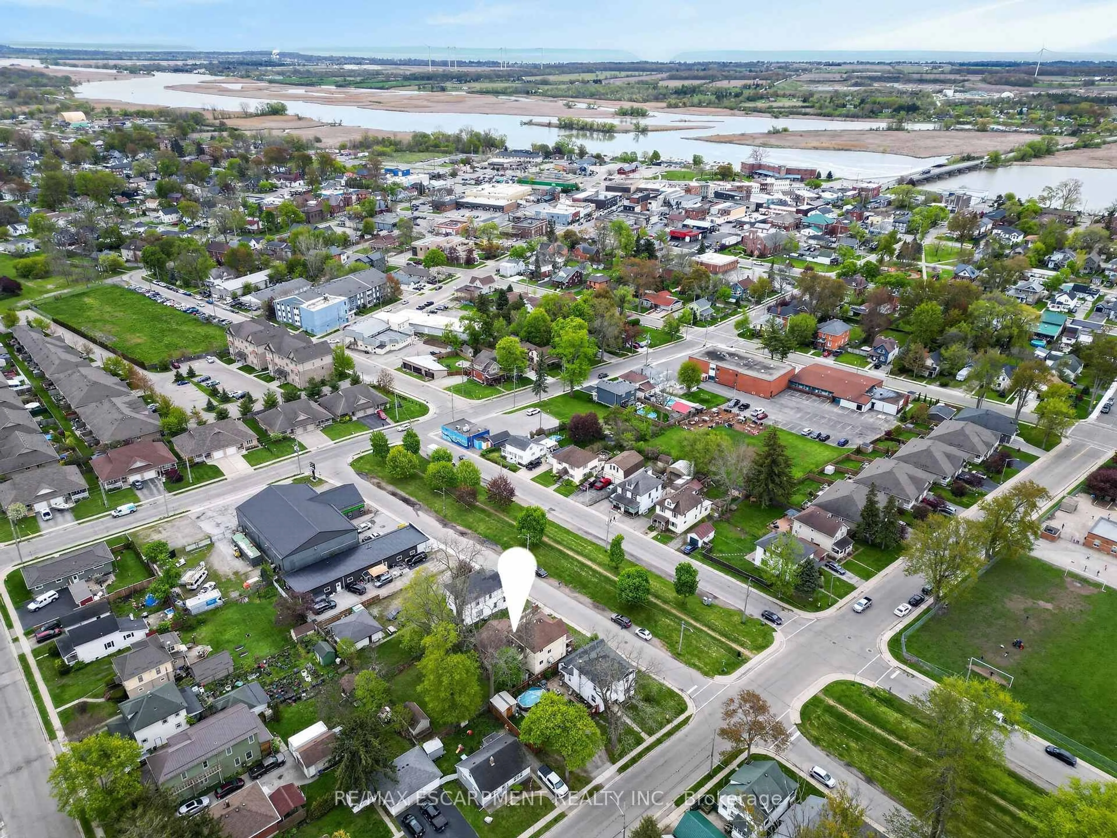 A pic from outside/outdoor area/front of a property/back of a property/a pic from drone, street for 119 North Cayuga St, Haldimand Ontario N1A 1P3
