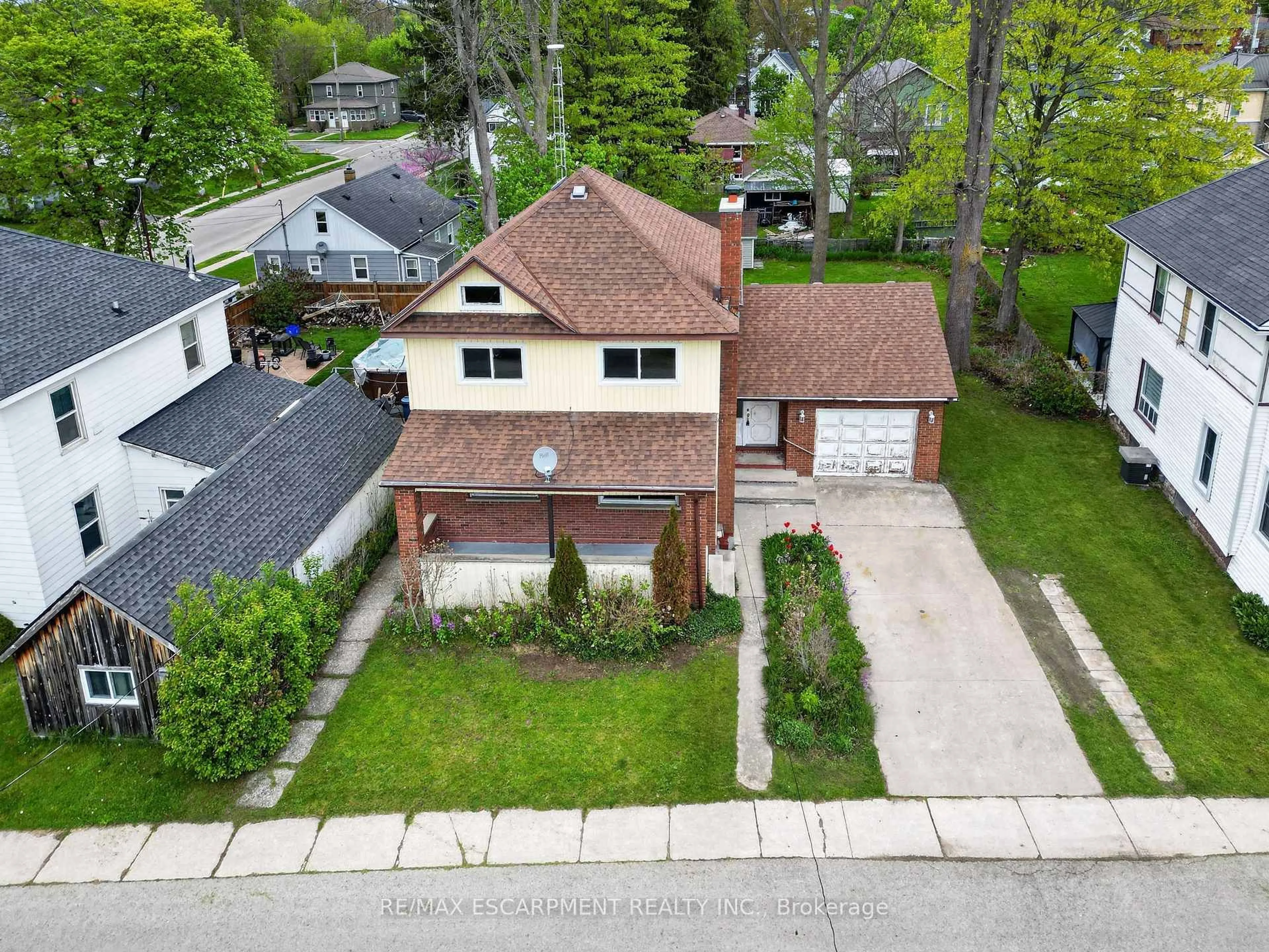 A pic from outside/outdoor area/front of a property/back of a property/a pic from drone, street for 119 North Cayuga St, Haldimand Ontario N1A 1P3