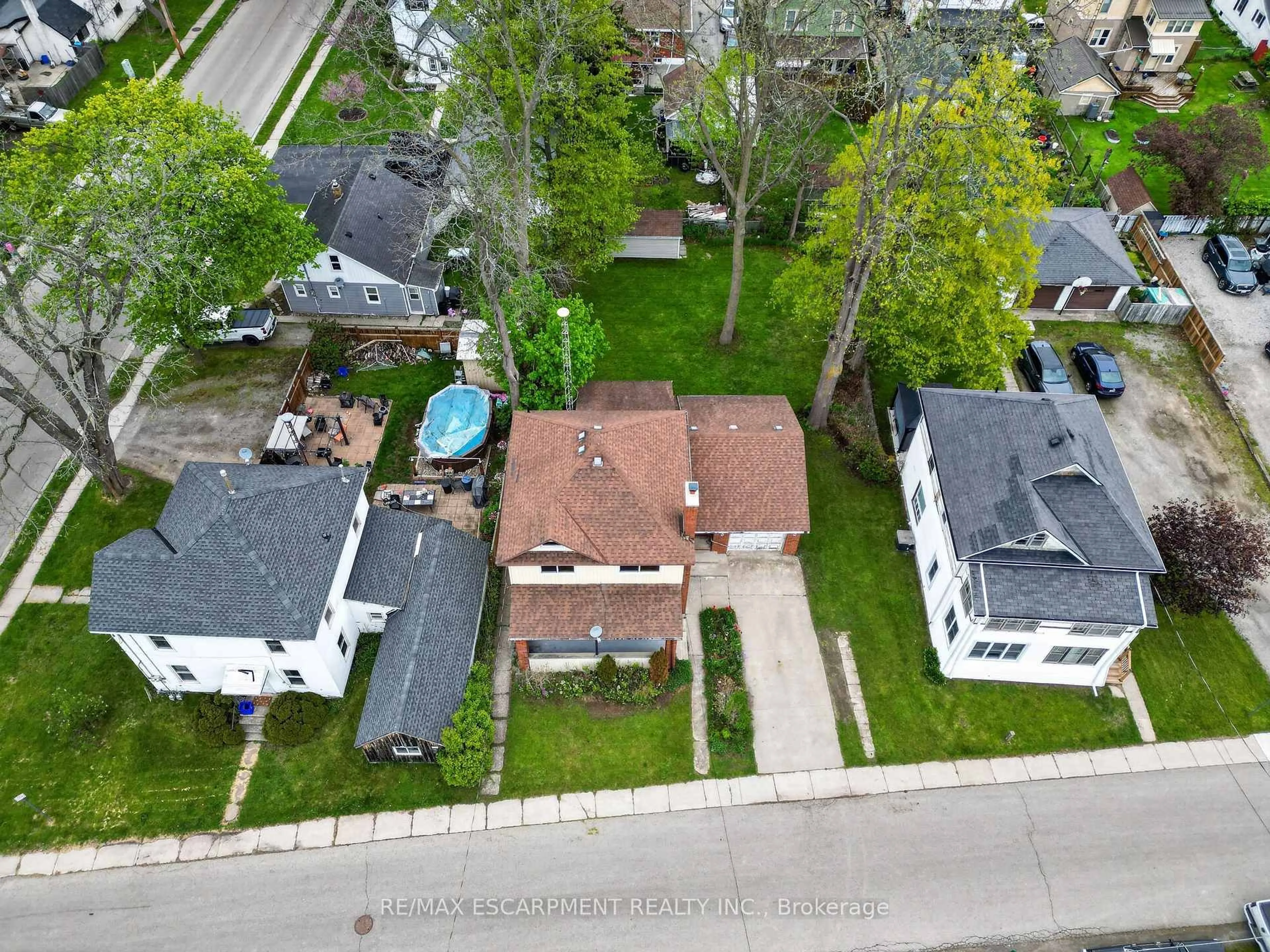 A pic from outside/outdoor area/front of a property/back of a property/a pic from drone, street for 119 North Cayuga St, Haldimand Ontario N1A 1P3