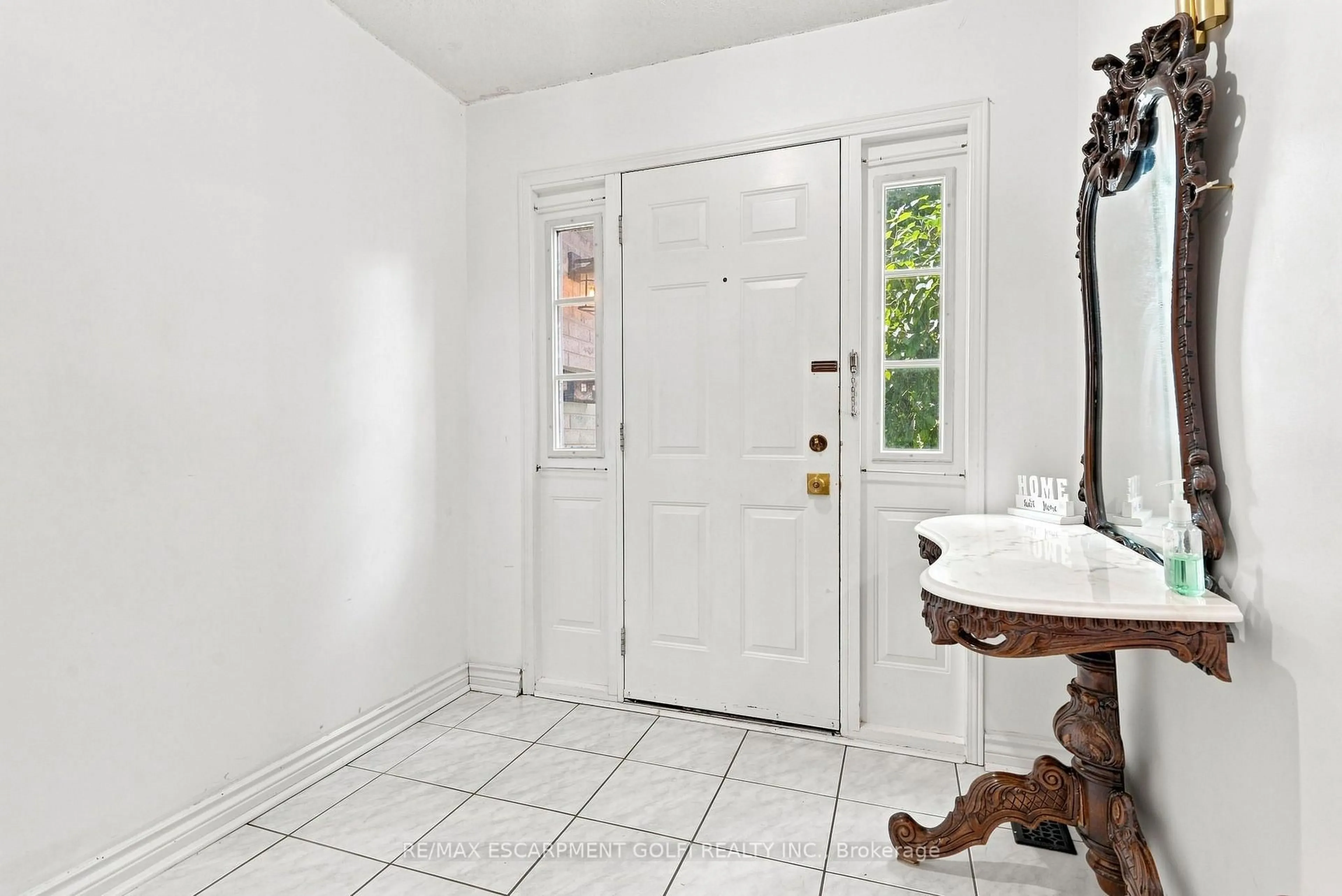 Indoor entryway for 34 Lisajane Crt, Hamilton Ontario L9B 2N6