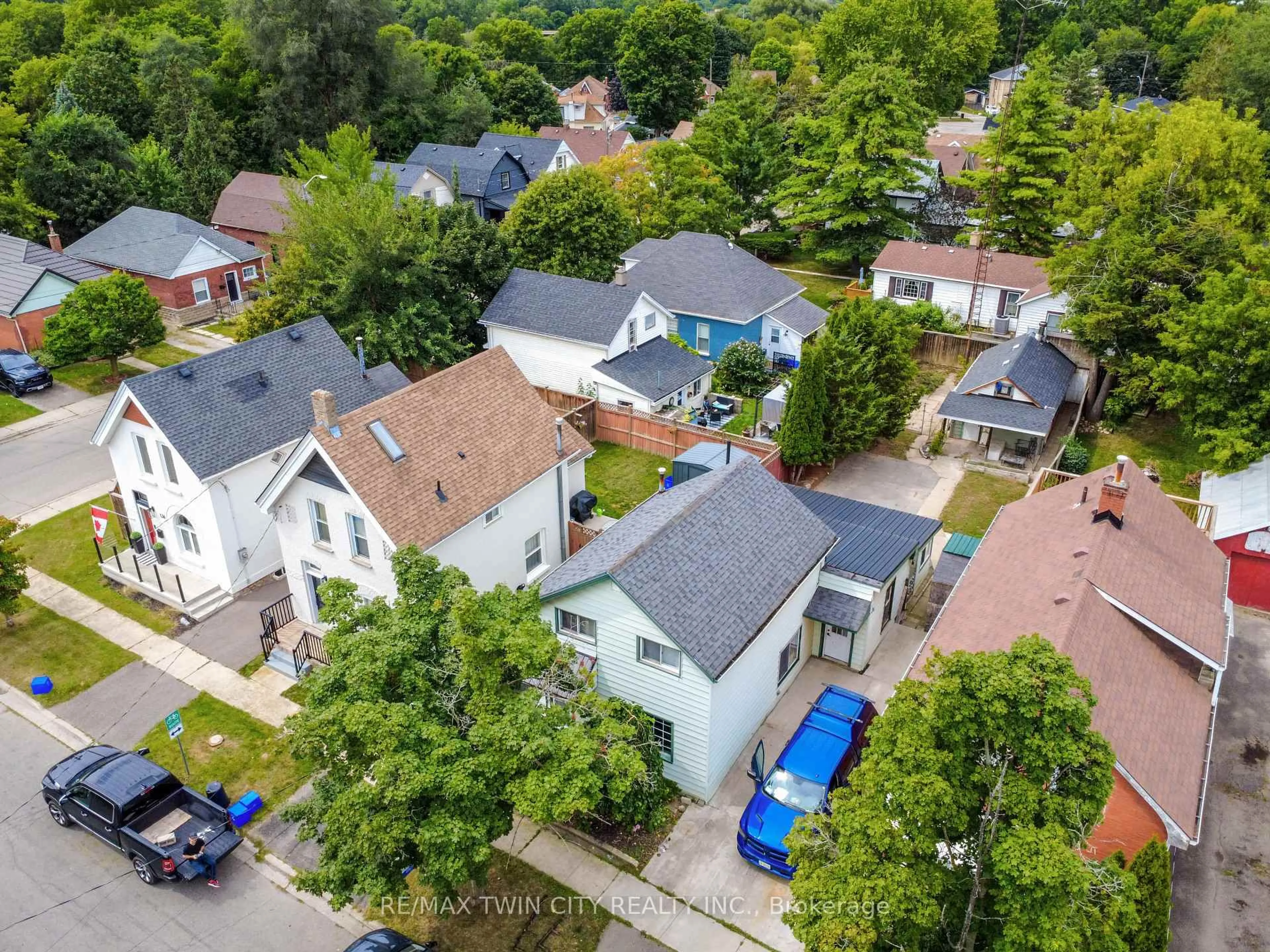 A pic from outside/outdoor area/front of a property/back of a property/a pic from drone, city buildings view from balcony for 126 Cayuga St, Brantford Ontario N3S 1X4