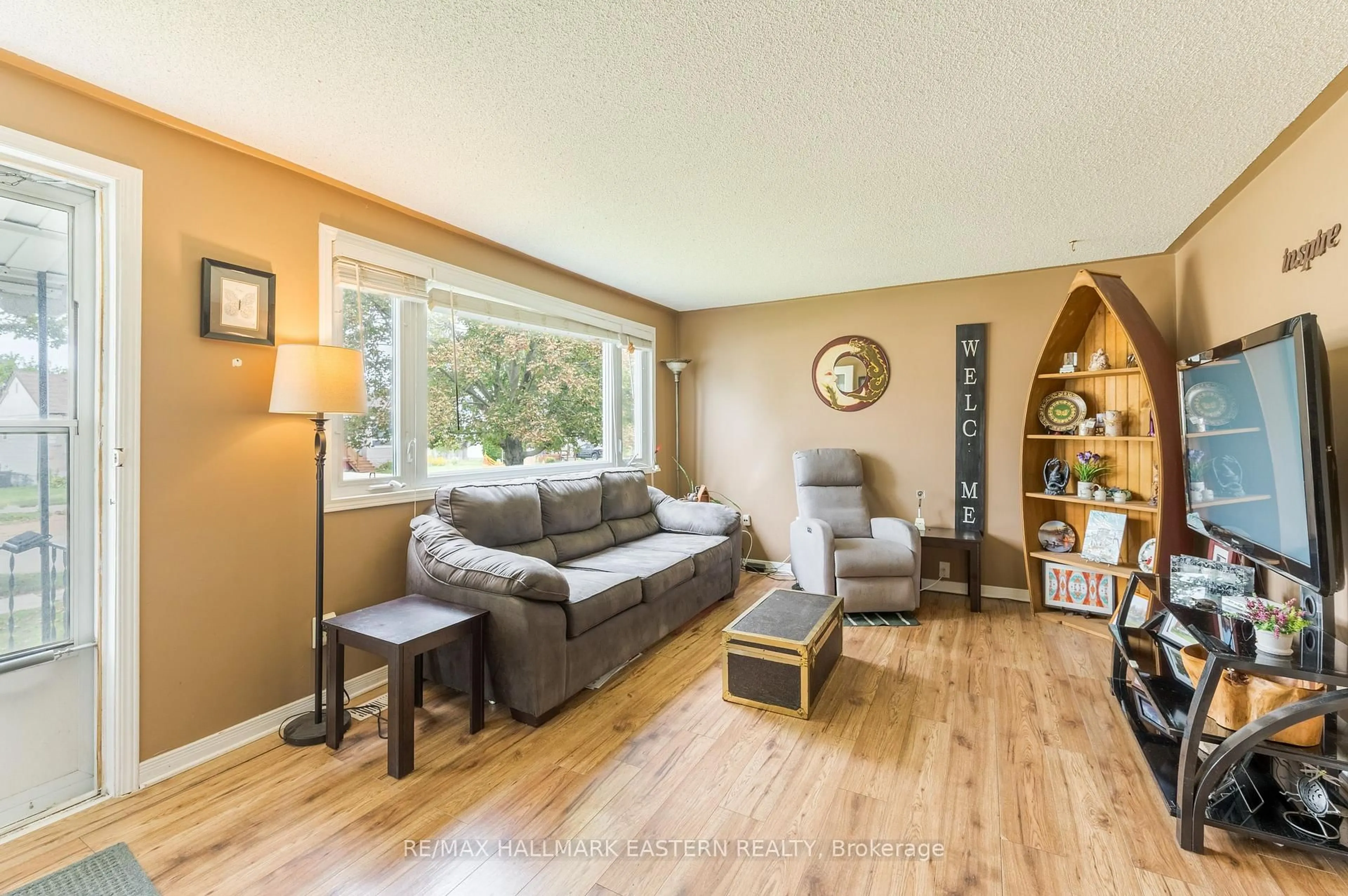 Living room with furniture, wood/laminate floor for 767 Duffus St, Peterborough Ontario K9J 4K3