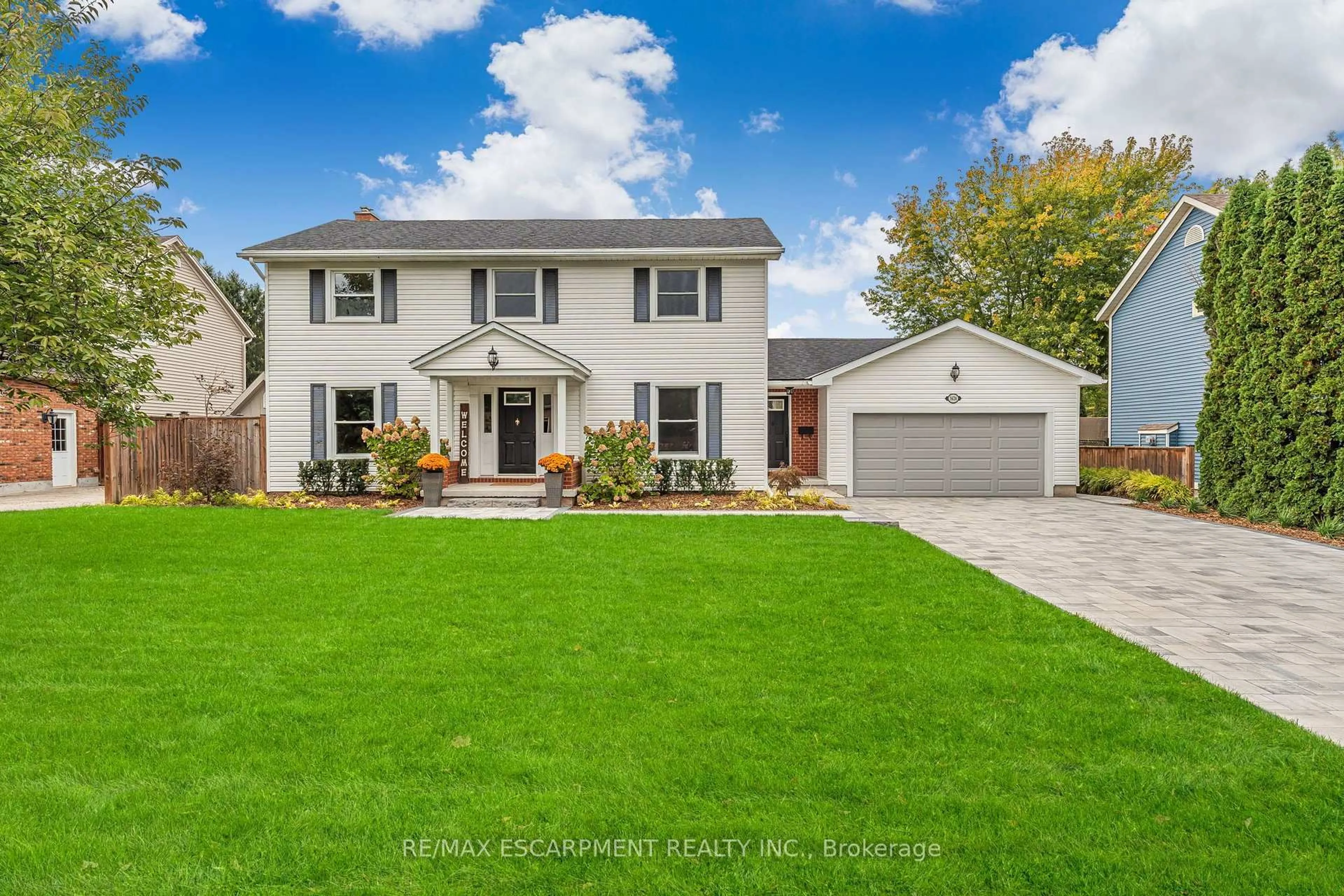 Home with vinyl exterior material, street for 3626 Glen Elgin Dr, Lincoln Ontario L0R 1S0