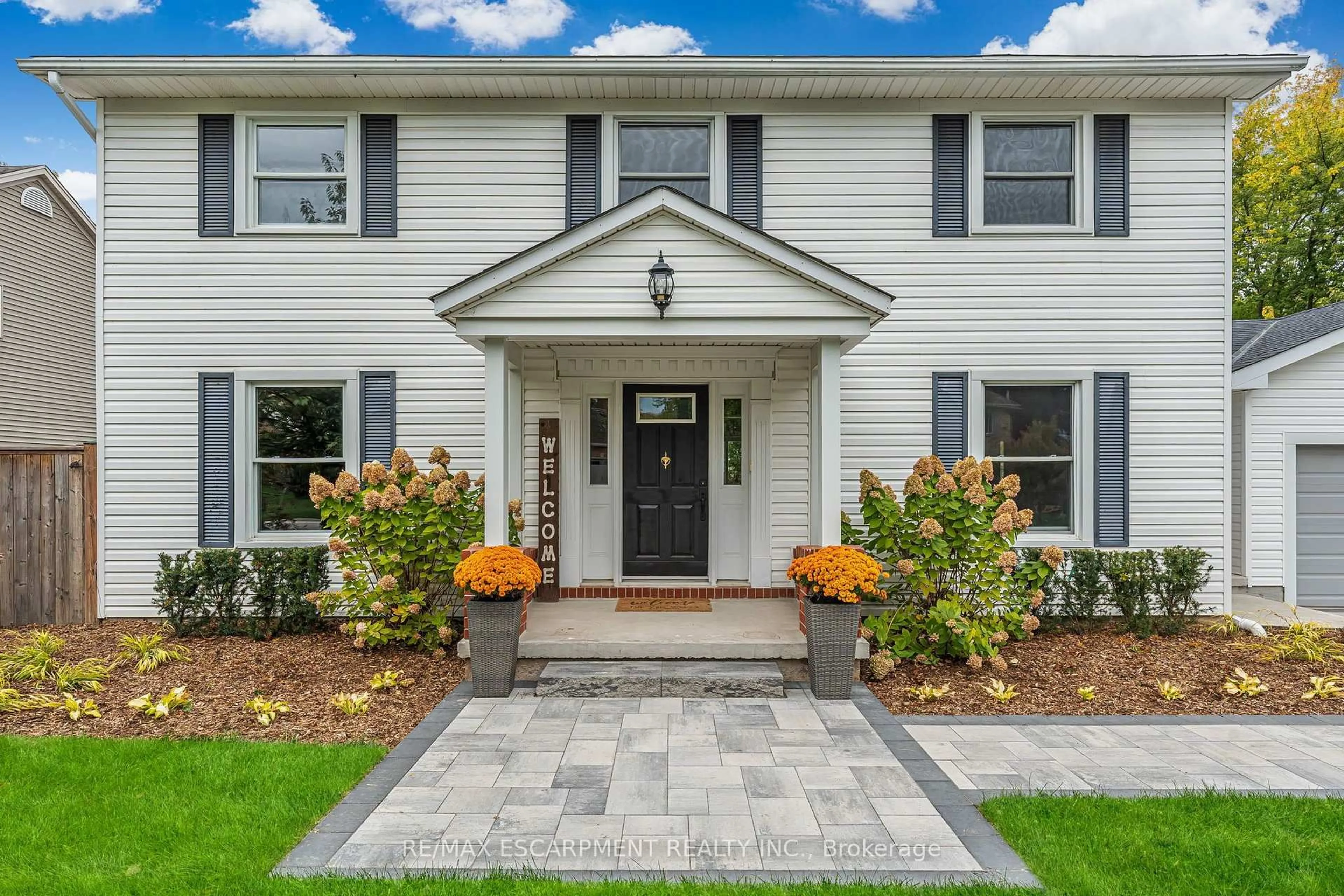 Home with vinyl exterior material, street for 3626 Glen Elgin Dr, Lincoln Ontario L0R 1S0