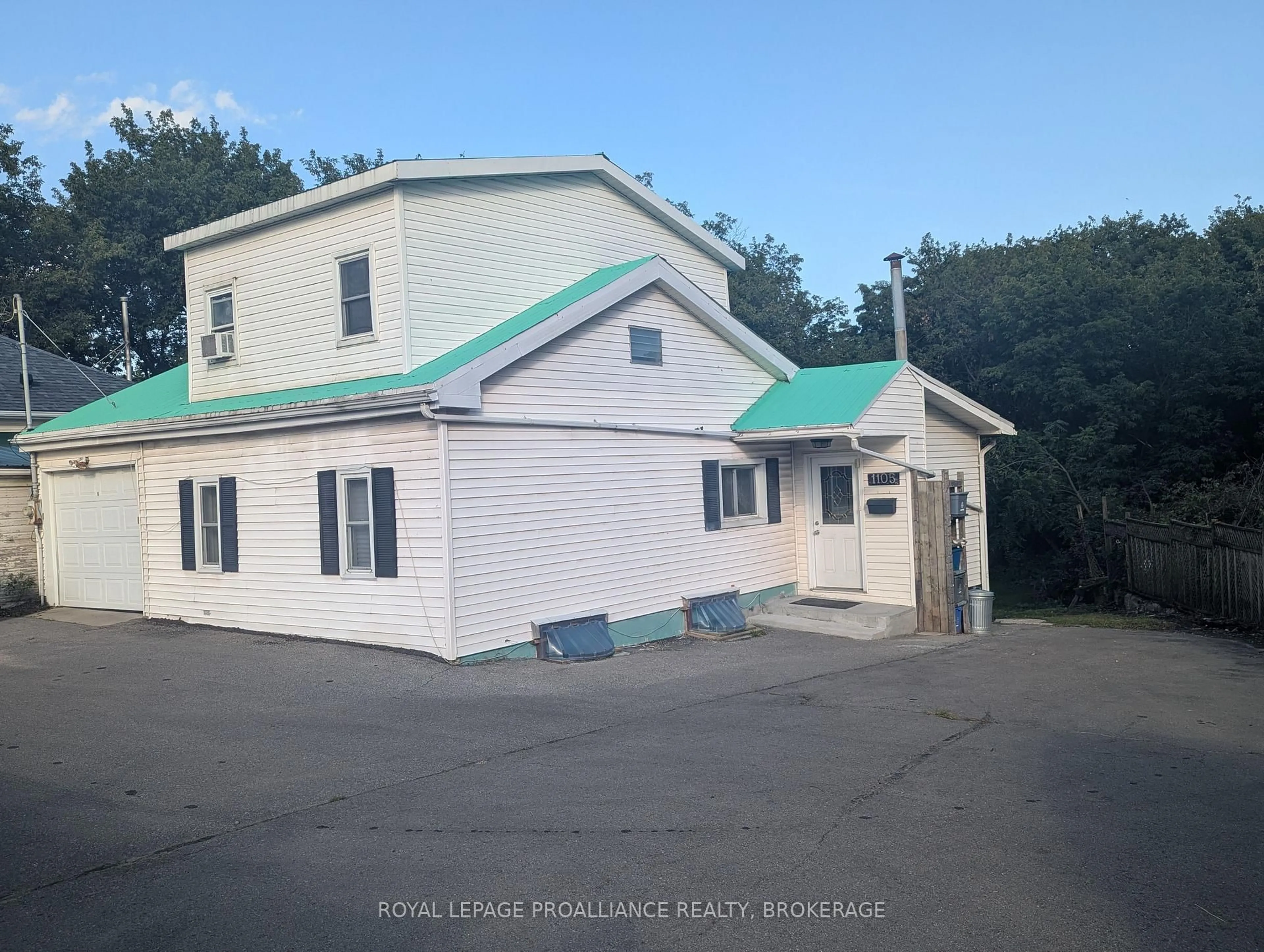 A pic from outside/outdoor area/front of a property/back of a property/a pic from drone, building for 1105 Montreal St, Kingston Ontario K7K 3K6