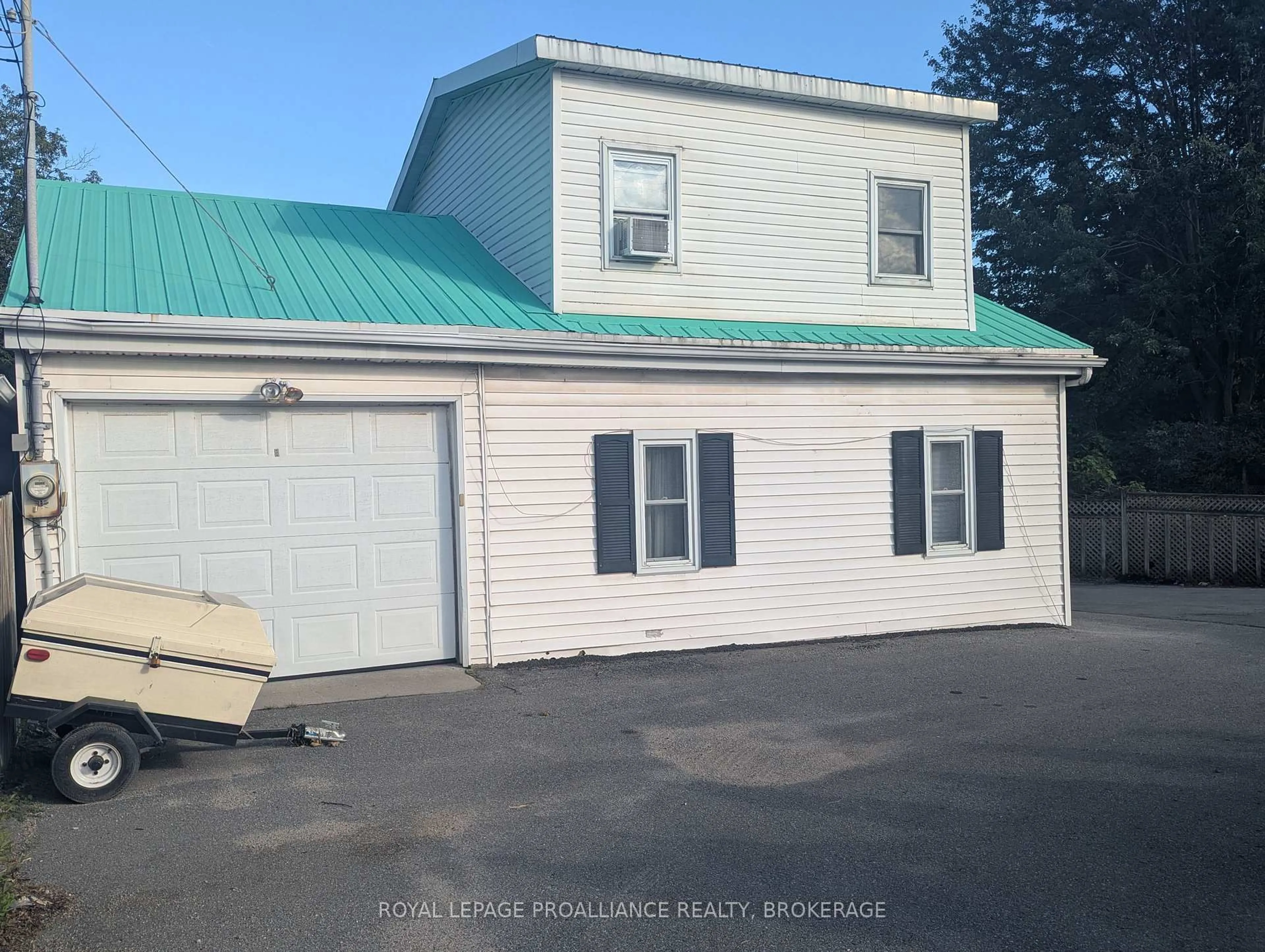 Indoor garage for 1105 Montreal St, Kingston Ontario K7K 3K6