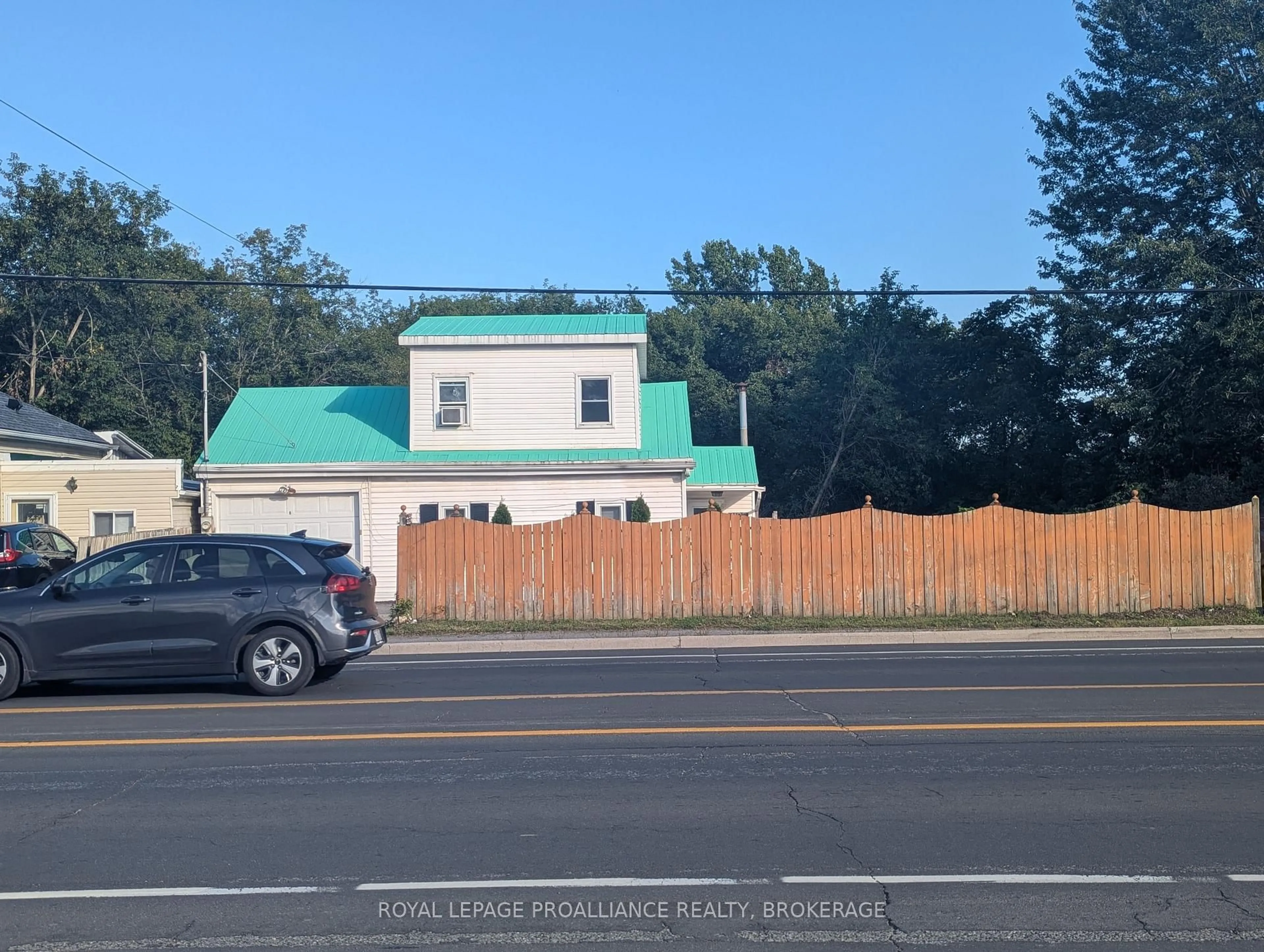 A pic from outside/outdoor area/front of a property/back of a property/a pic from drone, street for 1105 Montreal St, Kingston Ontario K7K 3K6