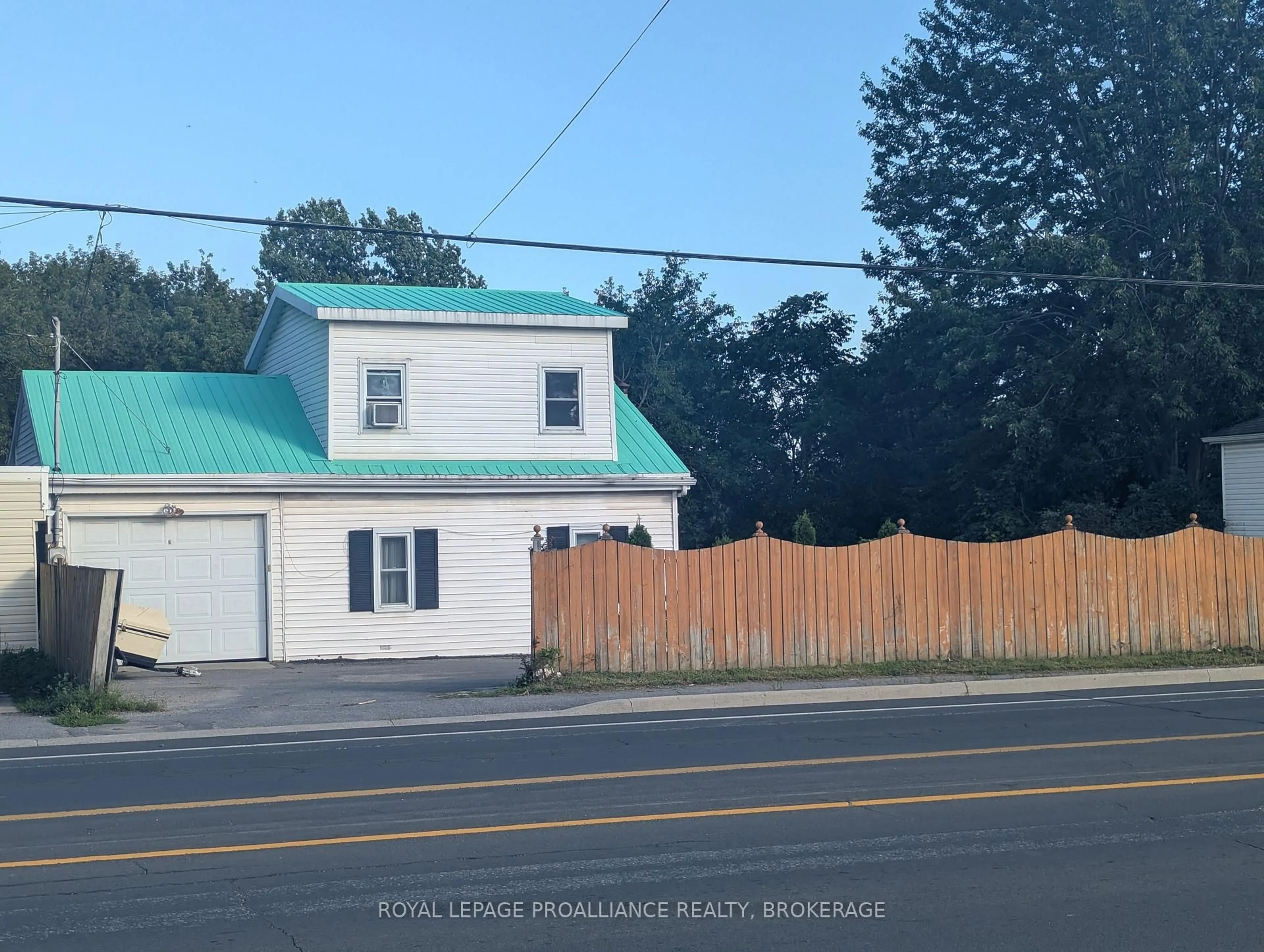 A pic from outside/outdoor area/front of a property/back of a property/a pic from drone, unknown for 1105 Montreal St, Kingston Ontario K7K 3K6