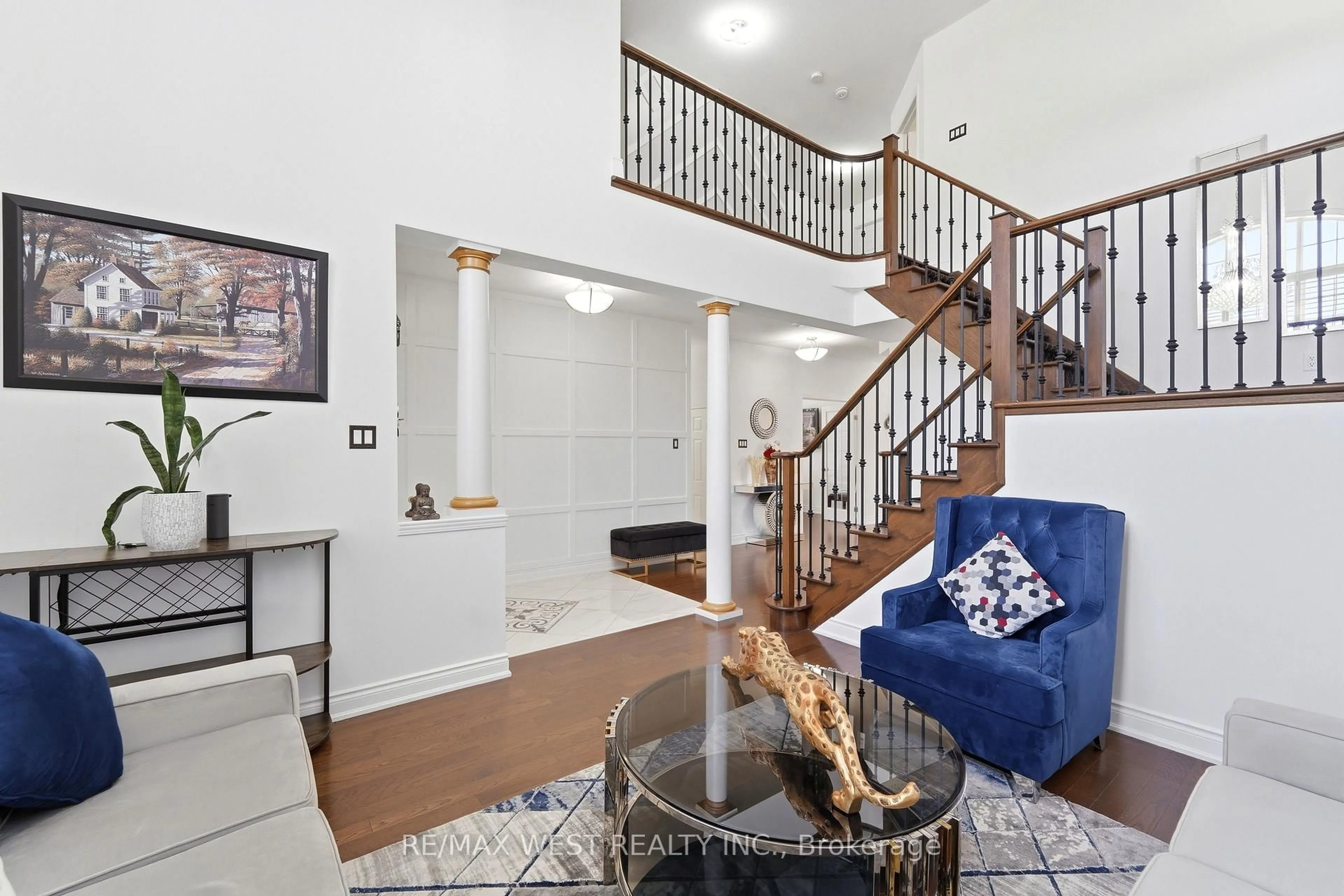 Indoor entryway for 356 Robert Ferrie Dr, Kitchener Ontario N2P 2Y6