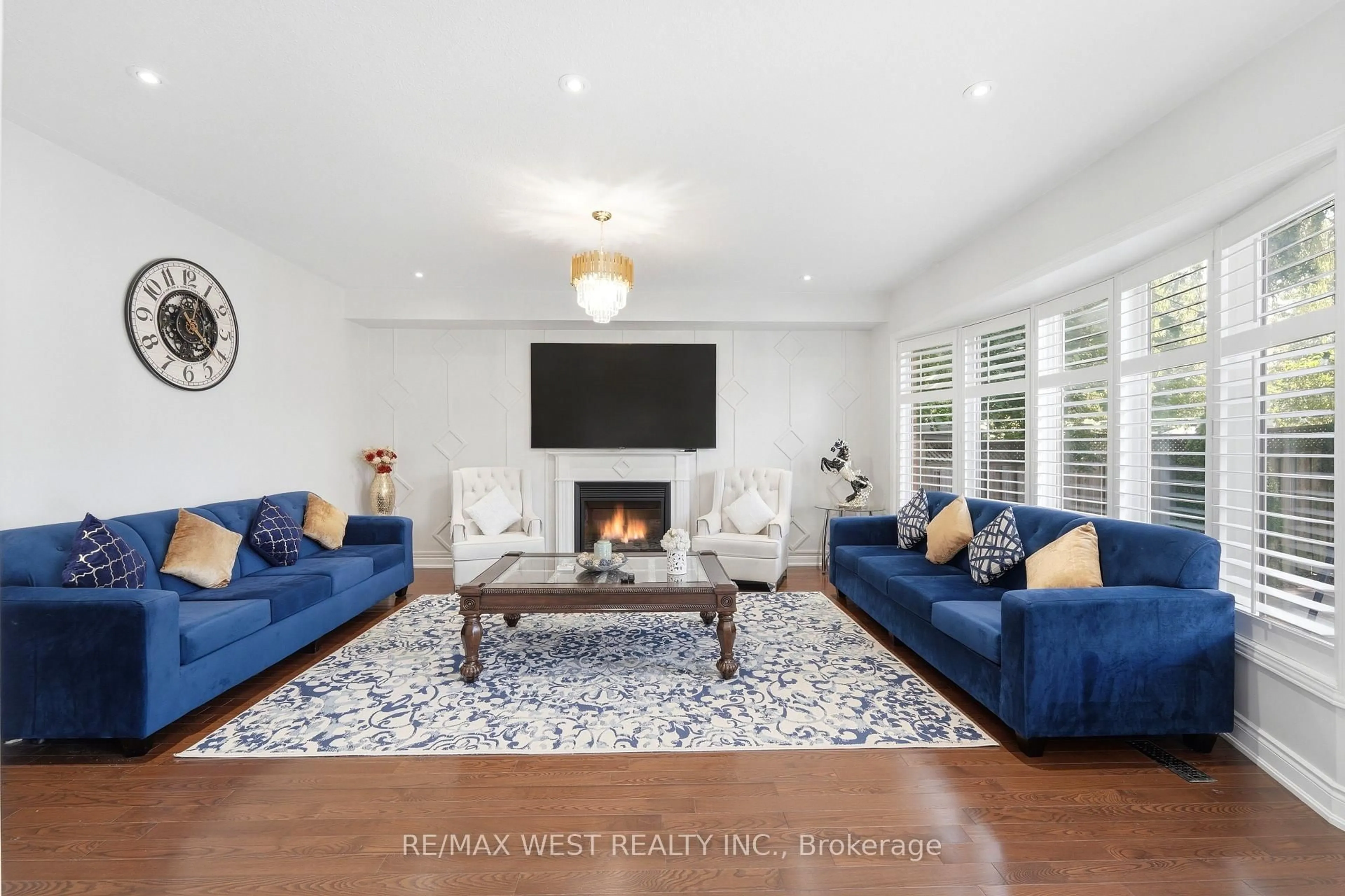 Living room with furniture, unknown for 356 Robert Ferrie Dr, Kitchener Ontario N2P 2Y6