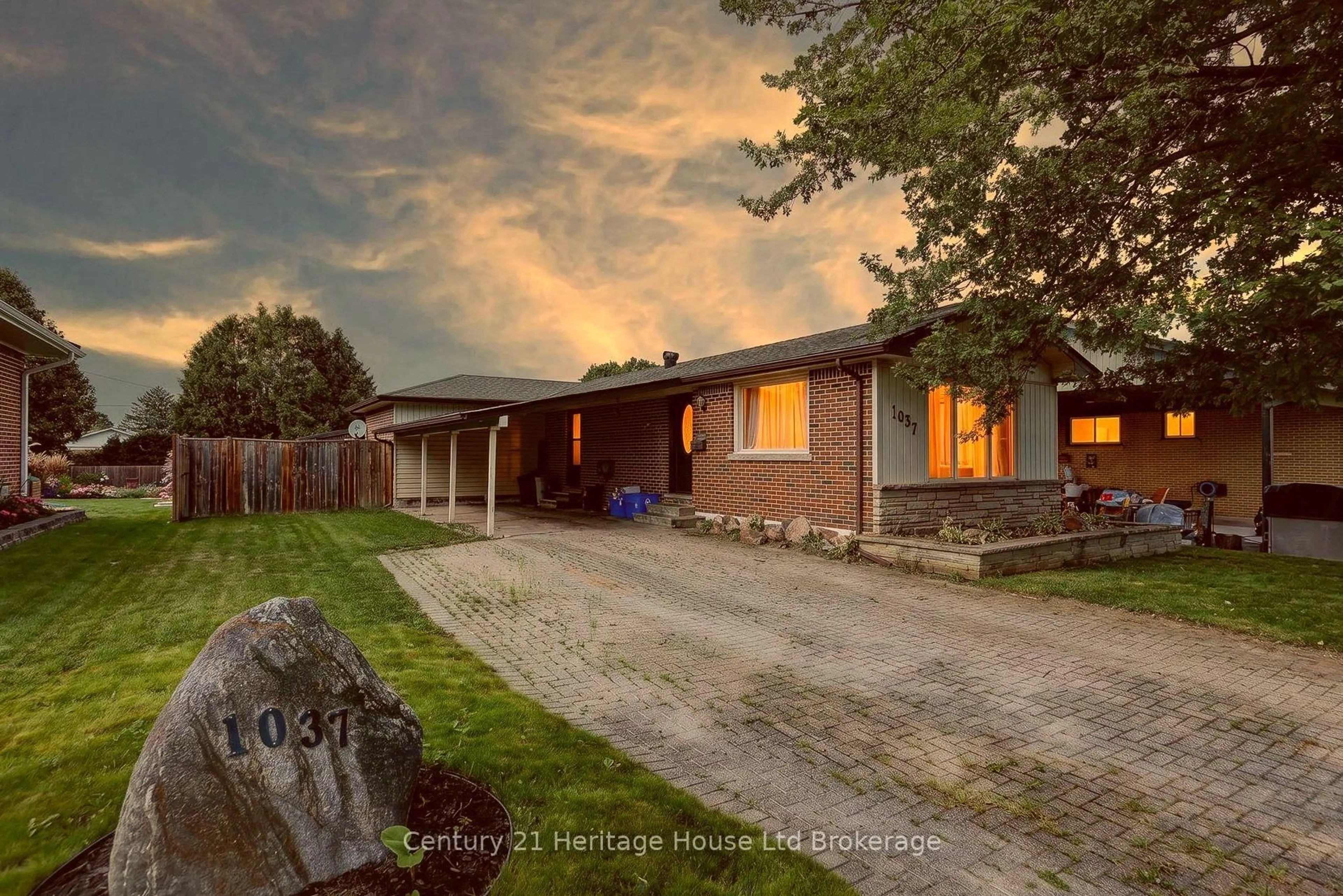 A pic from outside/outdoor area/front of a property/back of a property/a pic from drone, street for 1037 Warwick St, Woodstock Ontario N4S 4S3