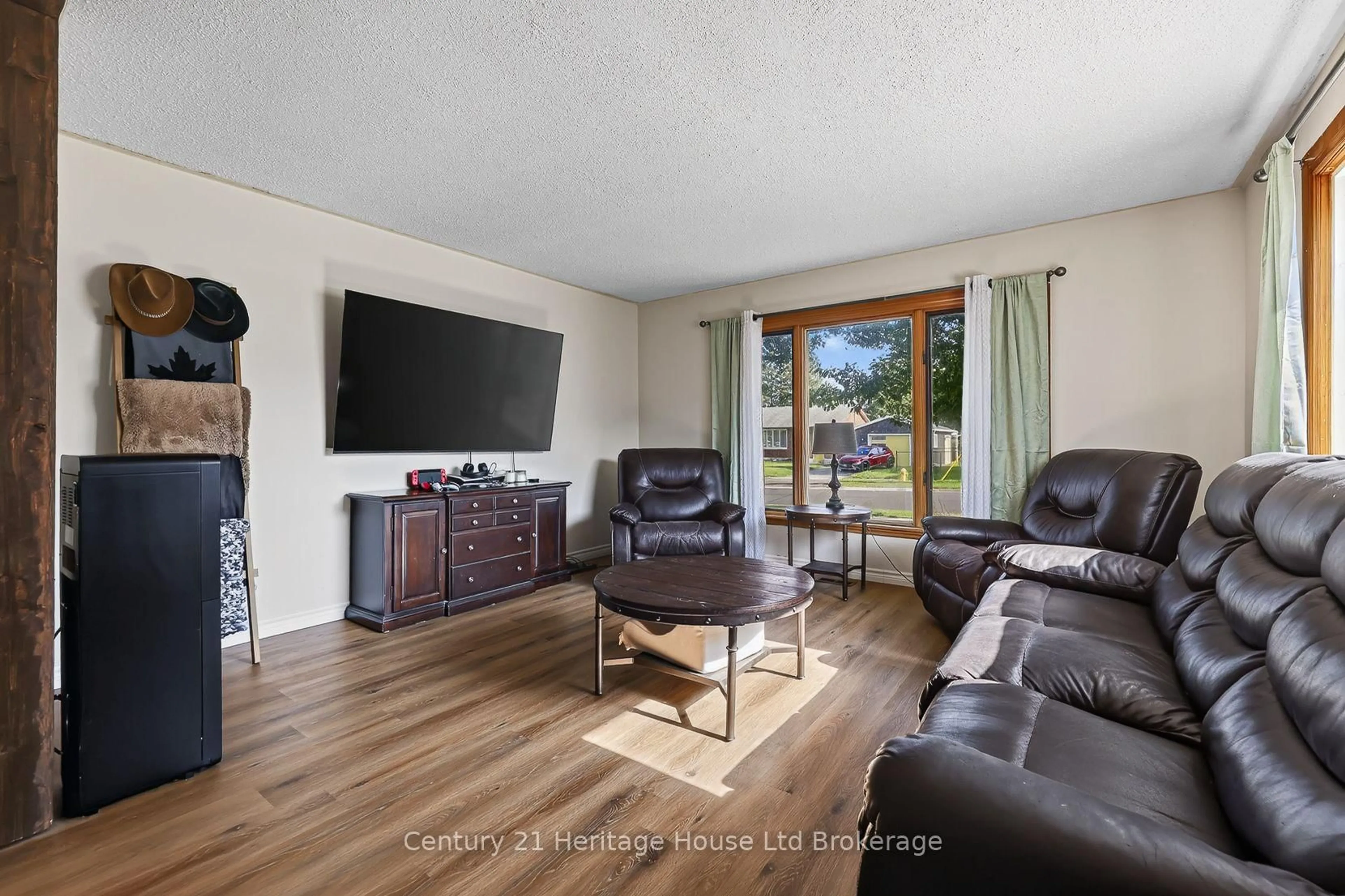 Living room with furniture, unknown for 1037 Warwick St, Woodstock Ontario N4S 4S3