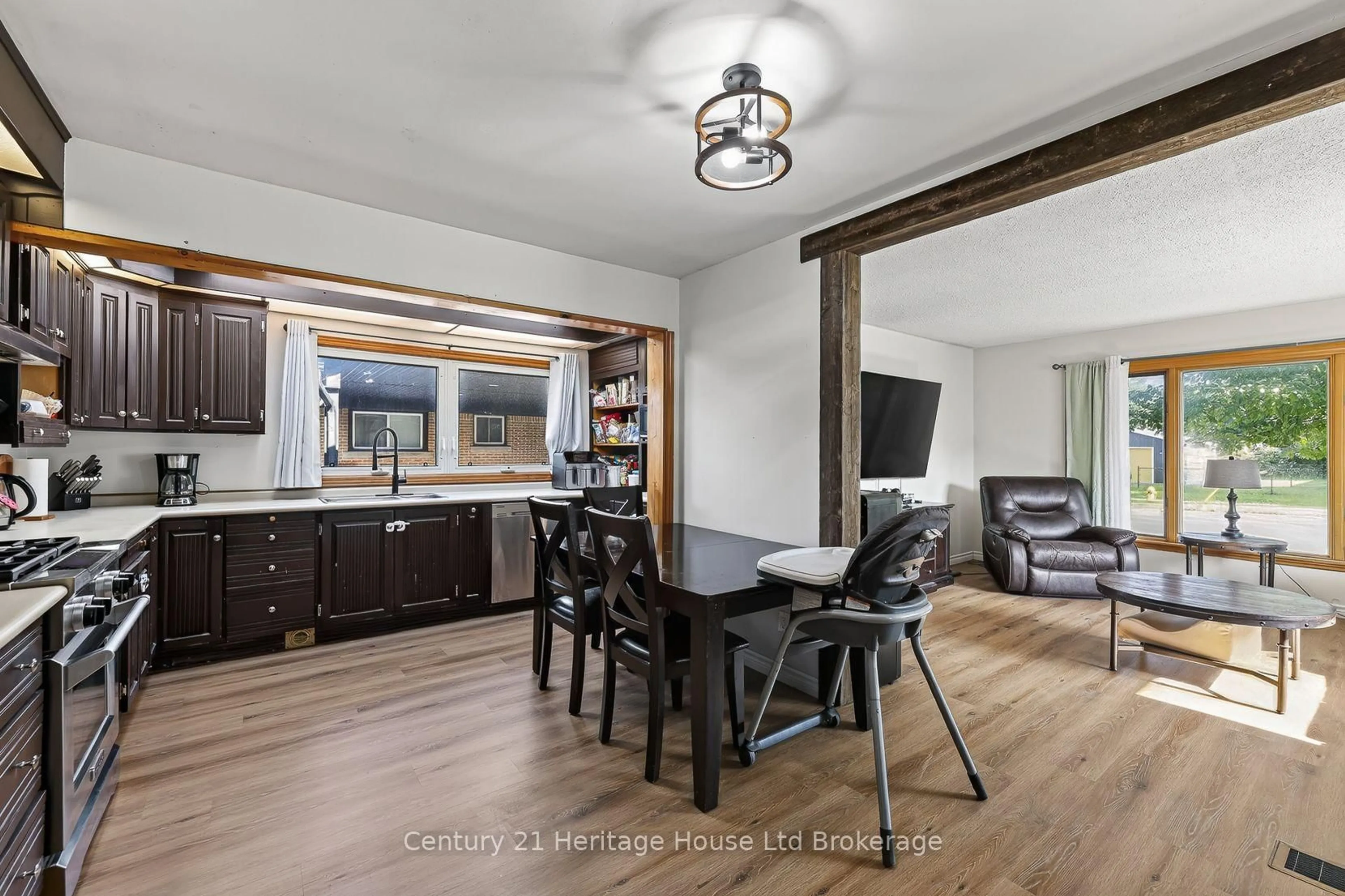 Open concept kitchen, wood/laminate floor for 1037 Warwick St, Woodstock Ontario N4S 4S3