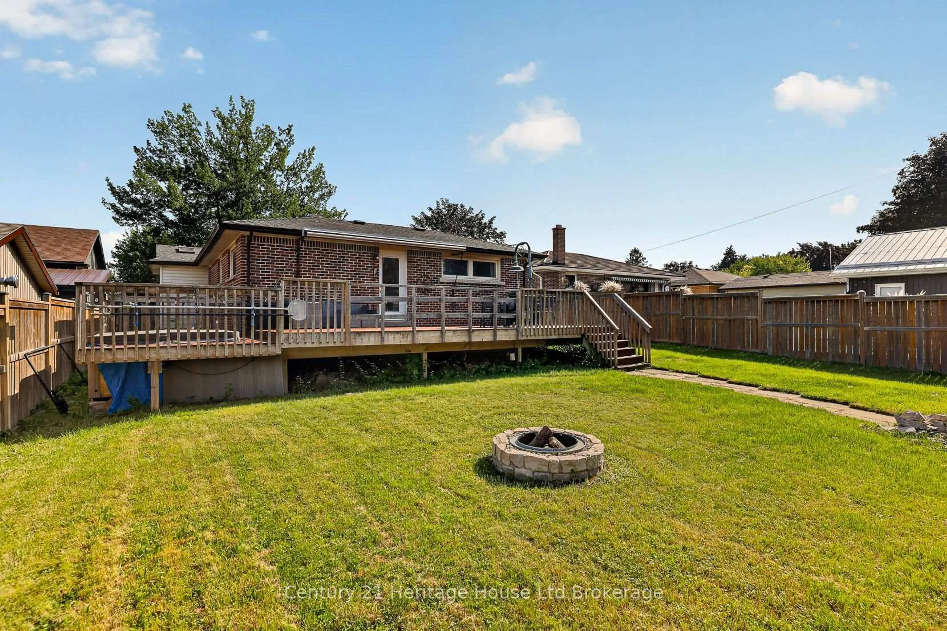 A pic from outside/outdoor area/front of a property/back of a property/a pic from drone, water/lake/river/ocean view for 1037 Warwick St, Woodstock Ontario N4S 4S3