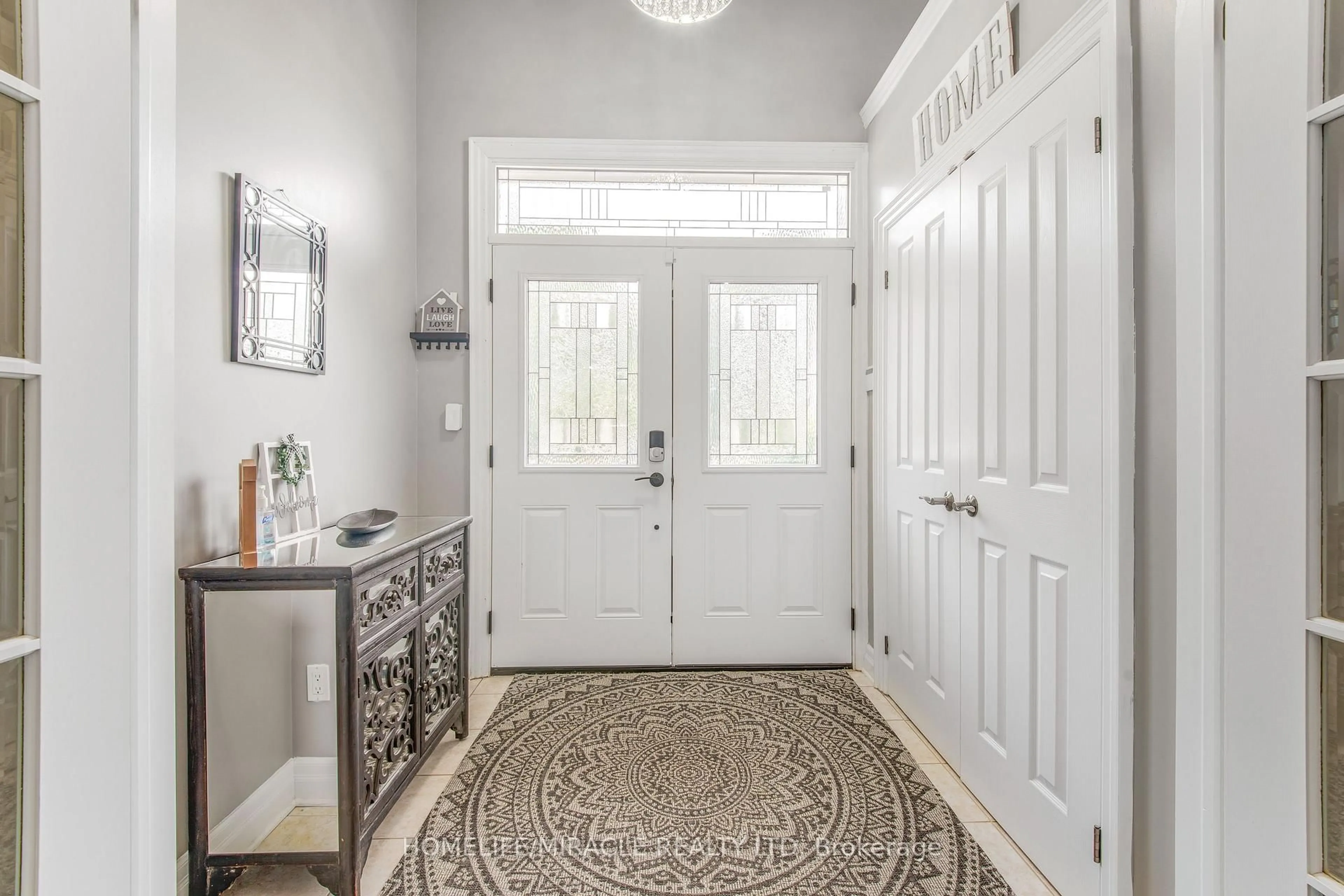 Indoor entryway for 753 Welland Rd, Pelham Ontario L0S 1C0