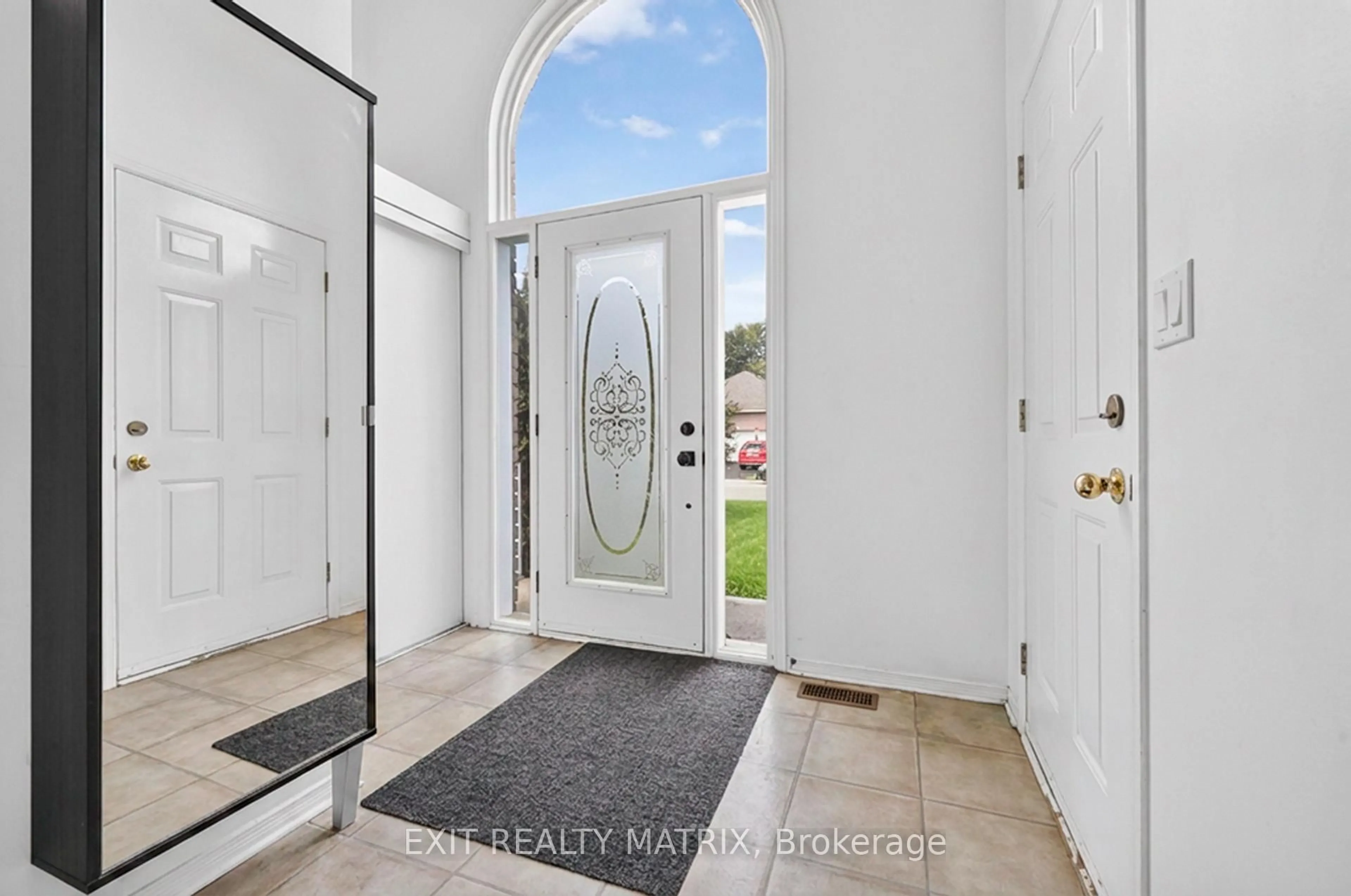 Indoor entryway for 239 Stiver St, Russell Ontario K4R 1G9