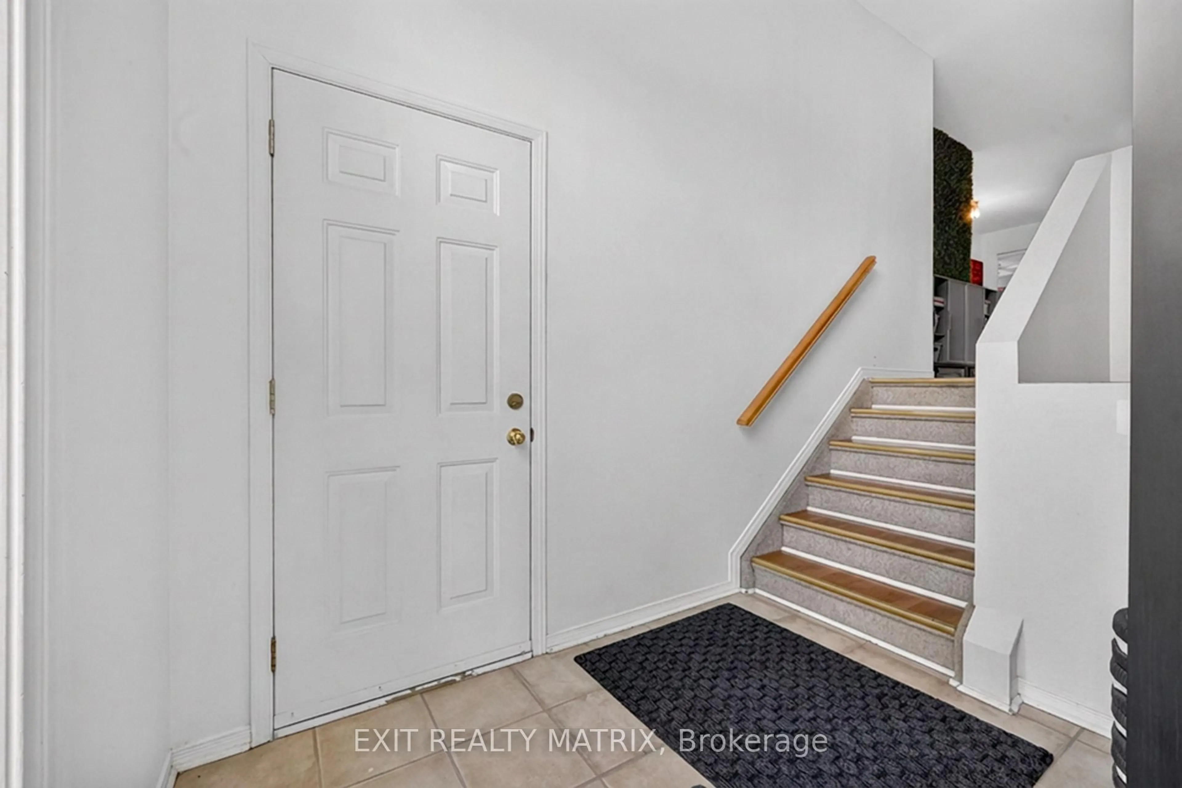 Indoor entryway for 239 Stiver St, Russell Ontario K4R 1G9