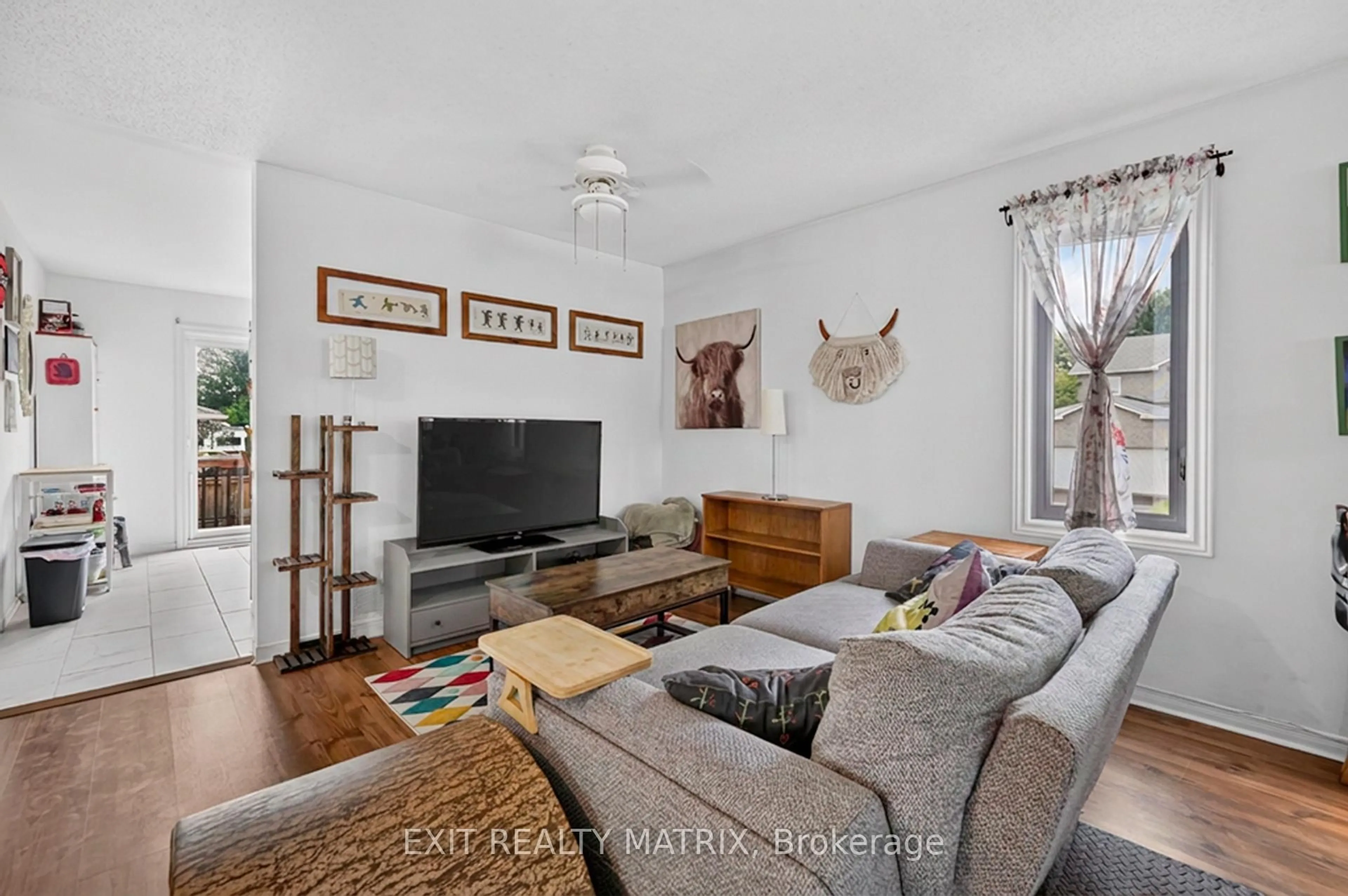 Living room with furniture, unknown for 239 Stiver St, Russell Ontario K4R 1G9