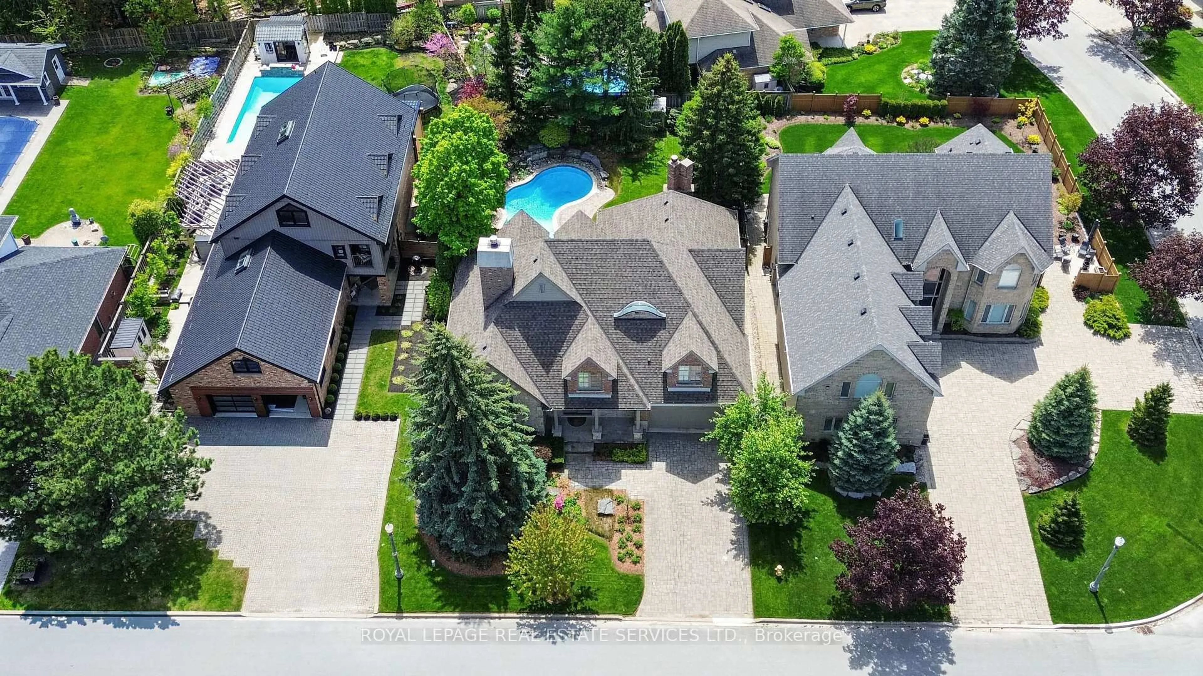 A pic from outside/outdoor area/front of a property/back of a property/a pic from drone, street for 3476 Vinehaven Tr, Lincoln Ontario L0R 2C0
