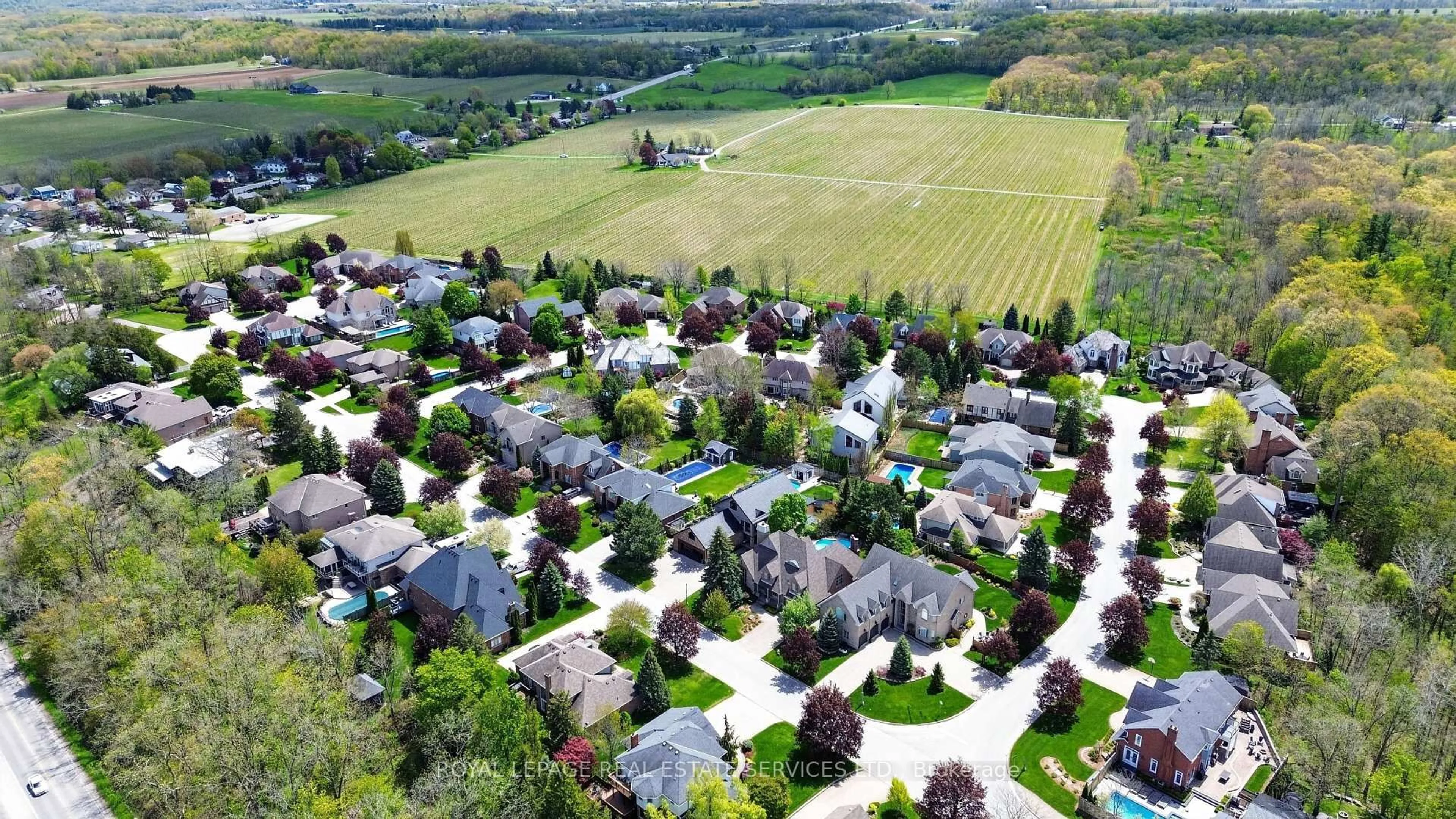 A pic from outside/outdoor area/front of a property/back of a property/a pic from drone, street for 3476 Vinehaven Tr, Lincoln Ontario L0R 2C0