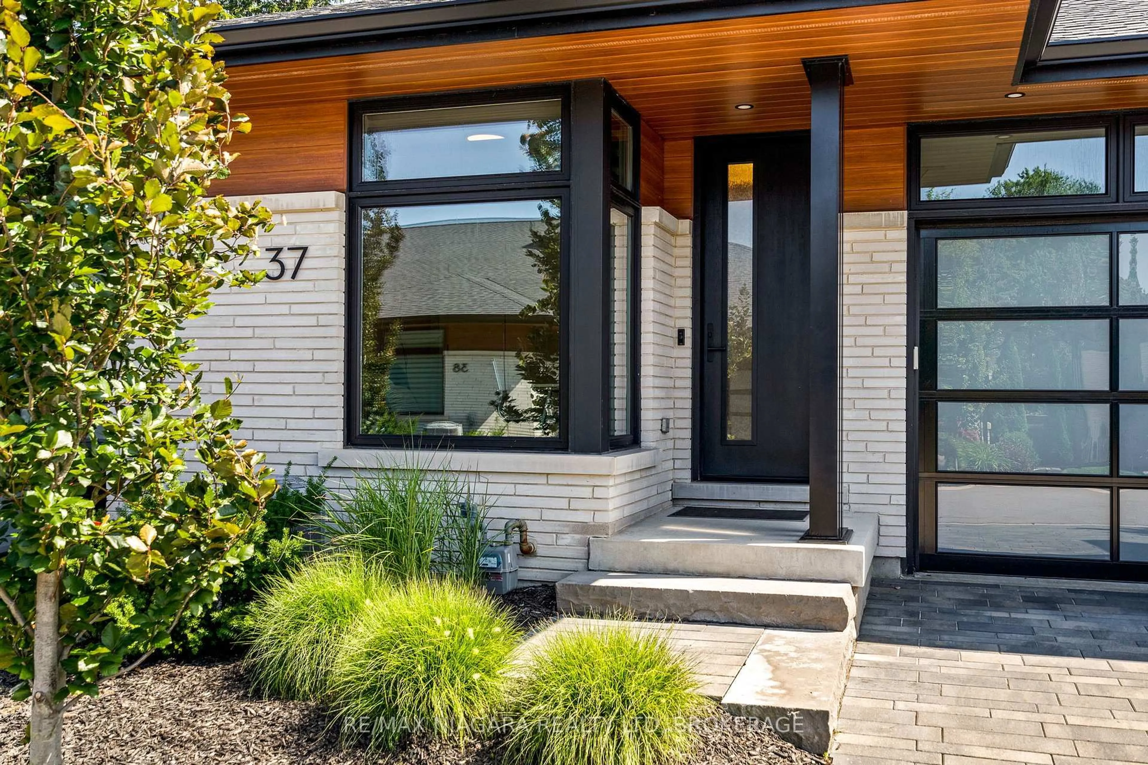 Home with brick exterior material, street for 37 PEACH TREE Common, St. Catharines Ontario L2N 0B6