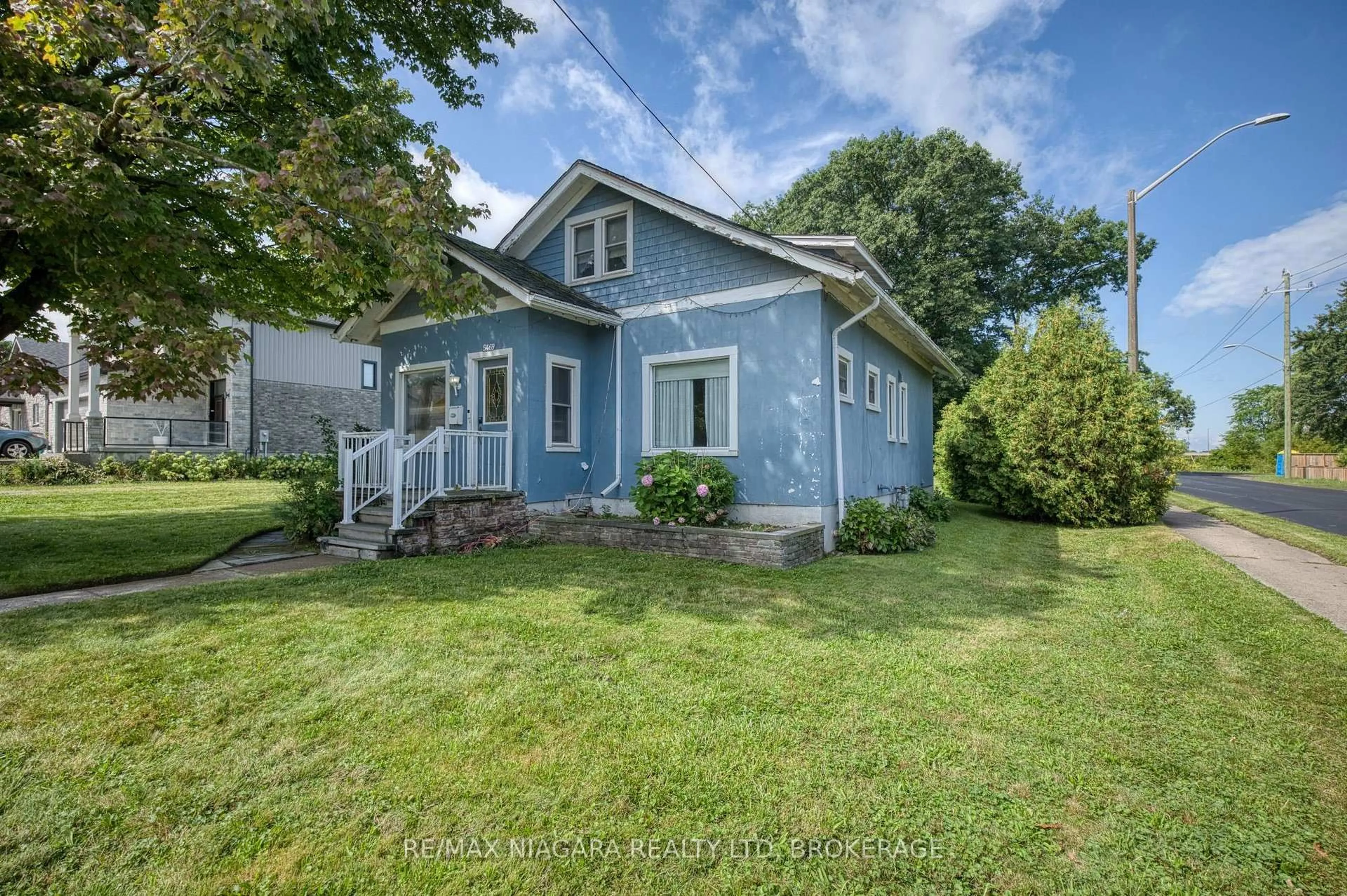 A pic from outside/outdoor area/front of a property/back of a property/a pic from drone, street for 5469 Prince Edward Ave, Niagara Falls Ontario L2G 5H7