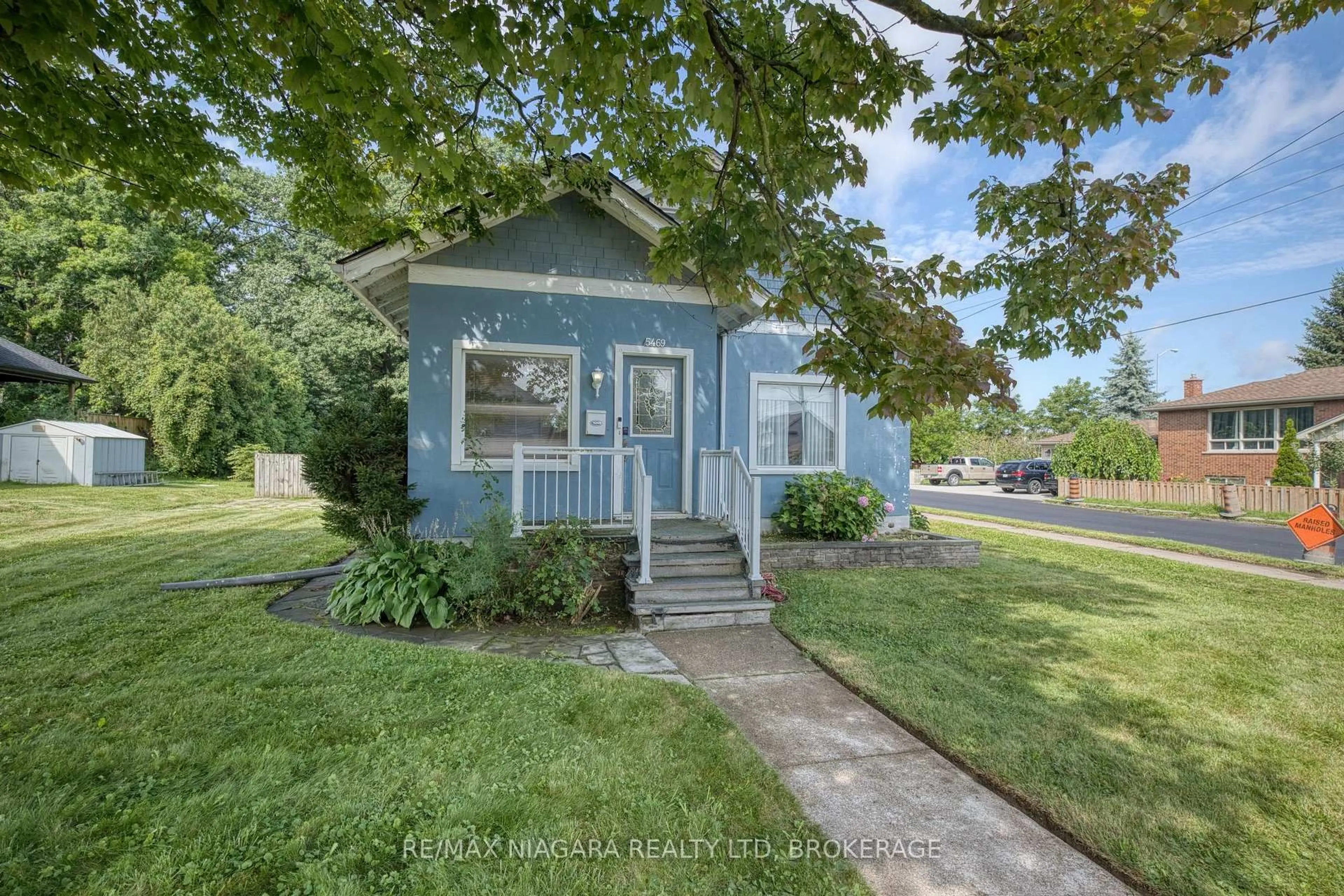 Home with vinyl exterior material, street for 5469 Prince Edward Ave, Niagara Falls Ontario L2G 5H7