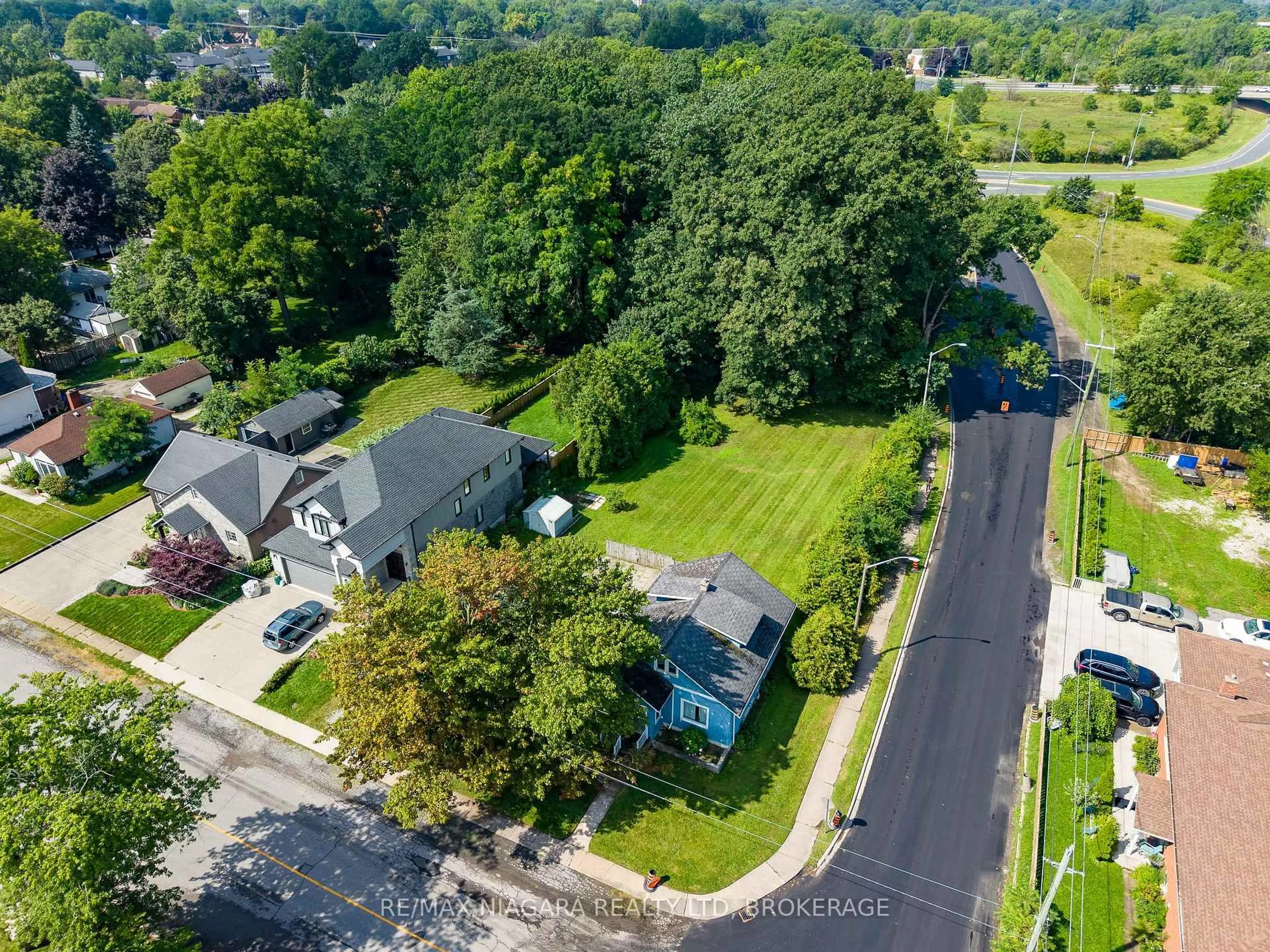 A pic from outside/outdoor area/front of a property/back of a property/a pic from drone, street for 5469 Prince Edward Ave, Niagara Falls Ontario L2G 5H7