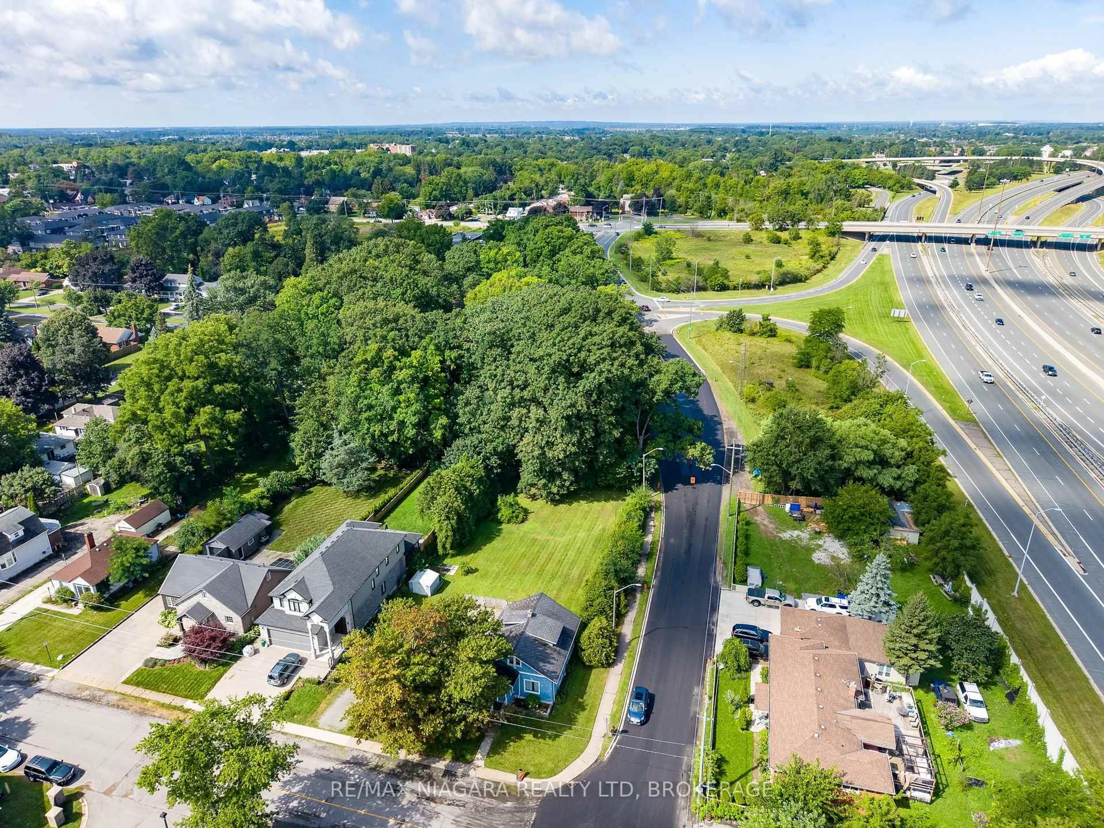 A pic from outside/outdoor area/front of a property/back of a property/a pic from drone, street for 5469 Prince Edward Ave, Niagara Falls Ontario L2G 5H7