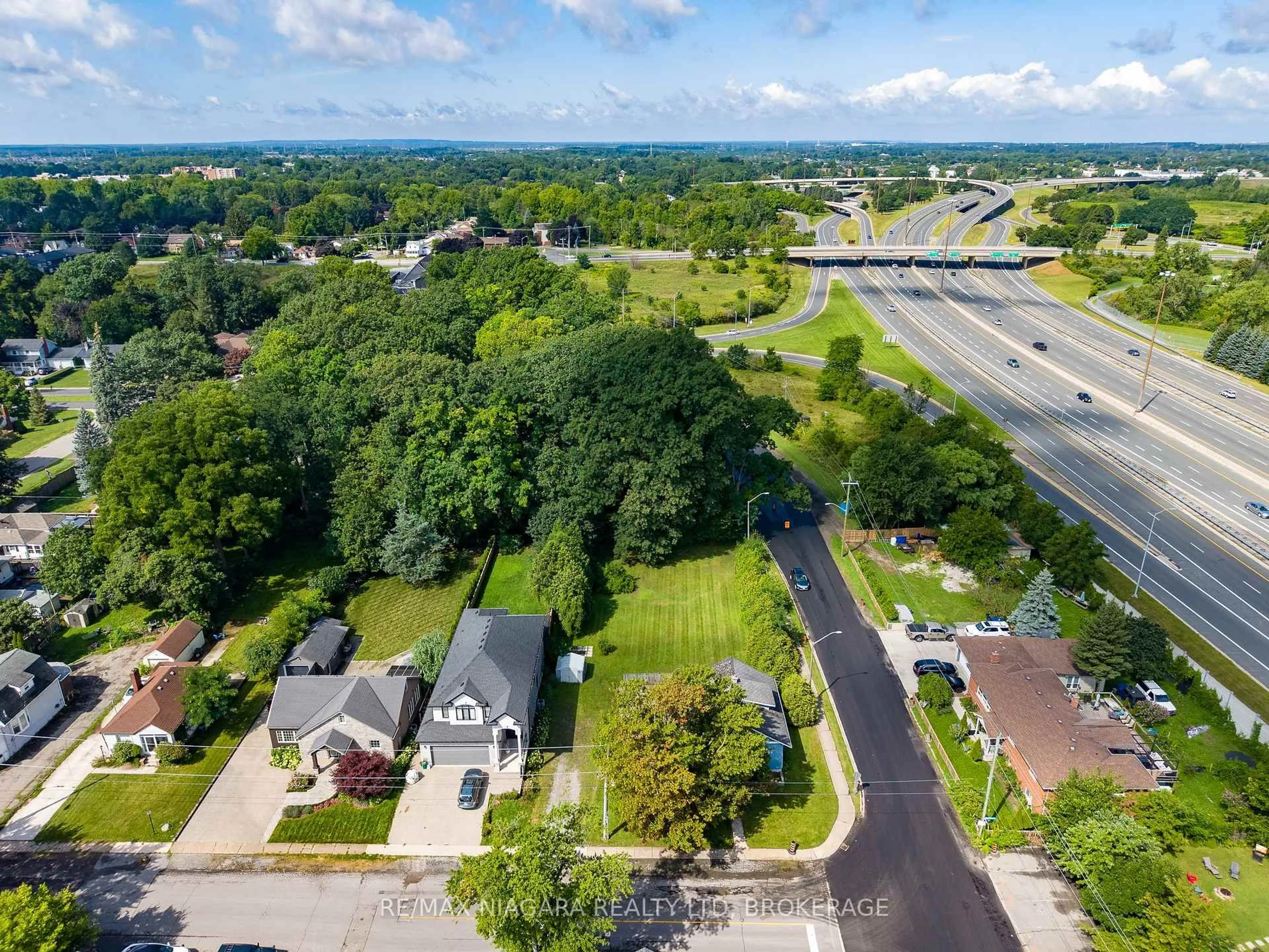 A pic from outside/outdoor area/front of a property/back of a property/a pic from drone, street for 5469 Prince Edward Ave, Niagara Falls Ontario L2G 5H7